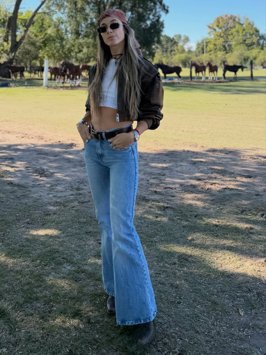 La reconocida personalidad Chechu Bonelli posa con estilo campestre en una jornada soleada, mientras comparte con sus seguidores las imágenes y su reflexión sobre su presente.