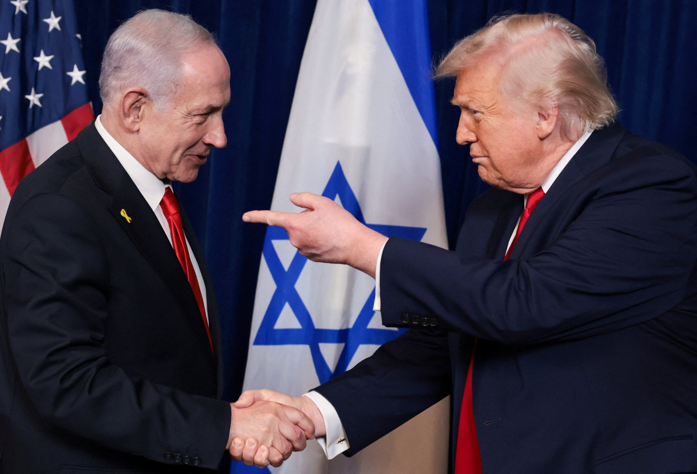 El presidente de Estados Unidos, Donald Trump, señala con el dedo al primer ministro israelí, Benjamin Netanyahu, mientras se estrechan la mano durante una conferencia de prensa el 29 de diciembre de 2025 (REUTERS/Jonathan Ernst)