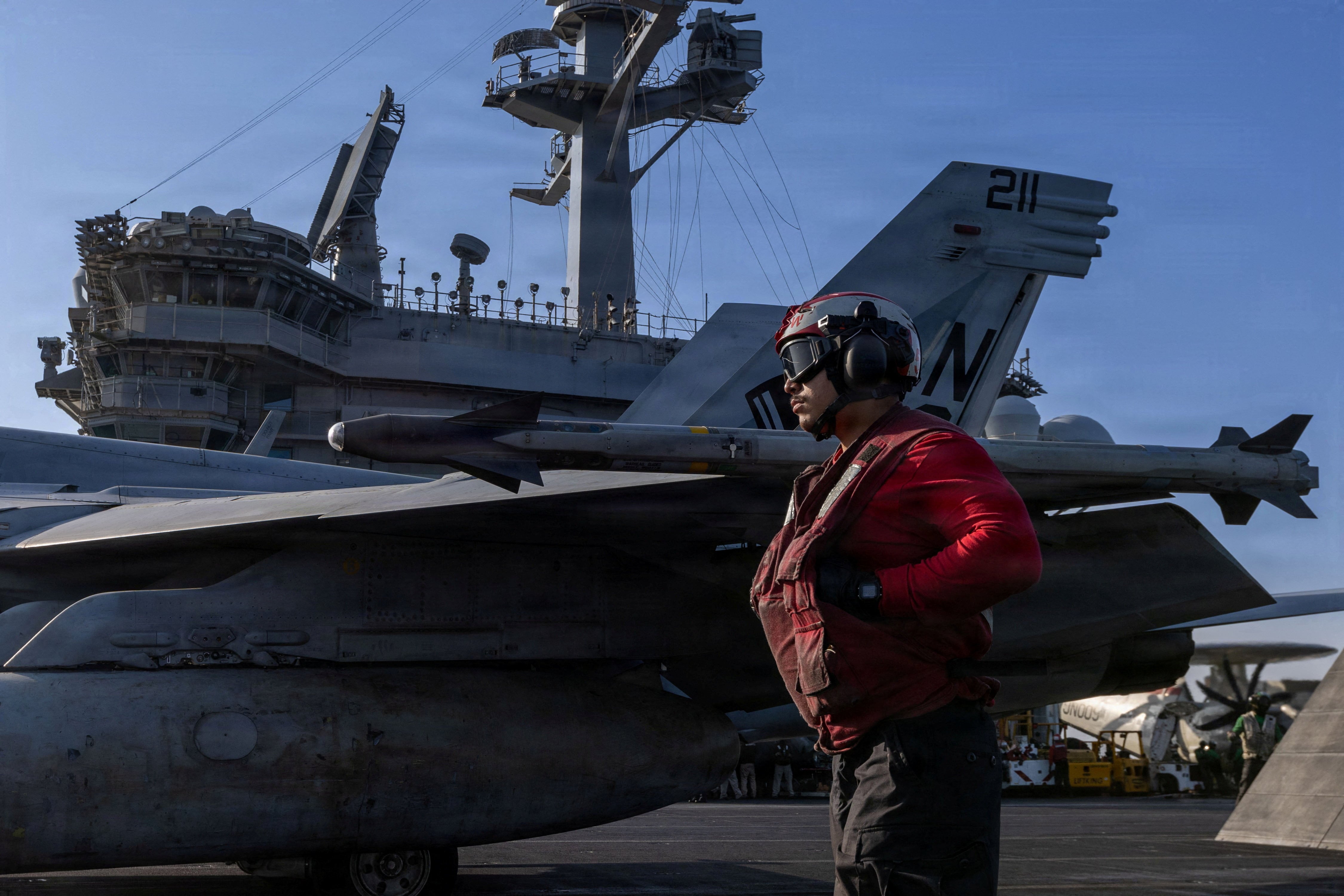Un F/A-18E Super Hornet se prepara para despegar desde la cubierta de vuelo del portaaviones USS Abraham Lincoln de la Armada de EE.UU. de clase Nimitz en apoyo de la Operación Furia Épica (REUTERS)