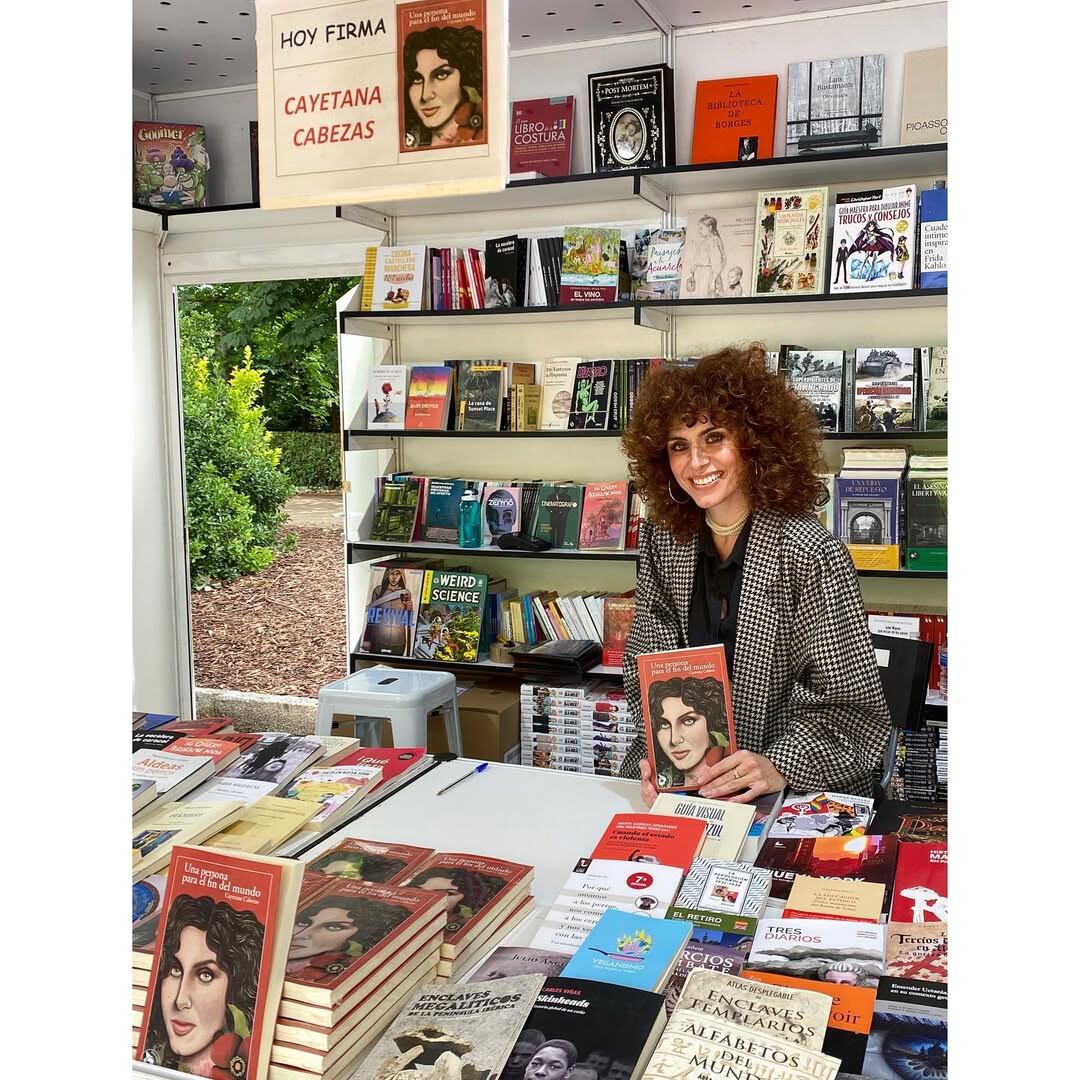 Cayetana Cabezas durante la firma de ejemplares de su novela Una persona para el fin del mundo (Instagram)