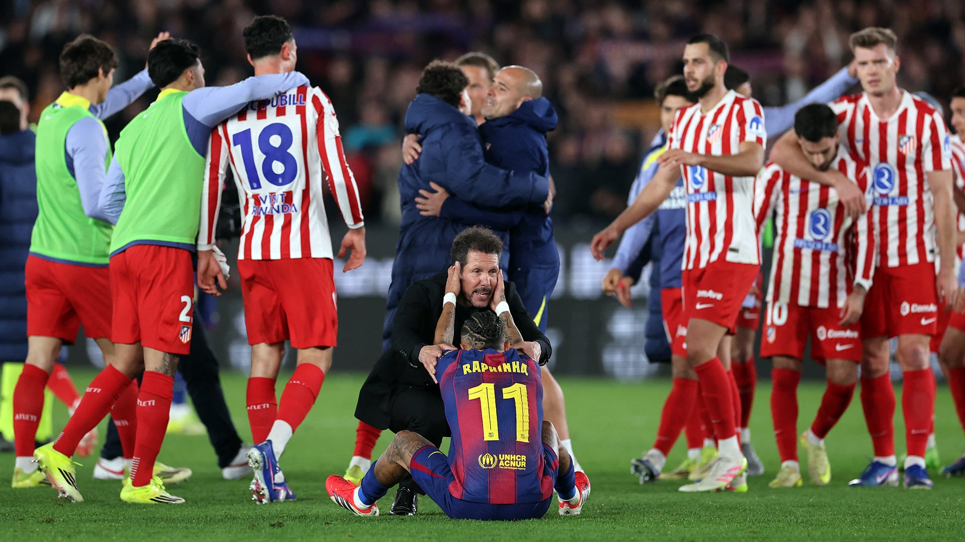 El Cholo consuela al brasileño en el césped del Camp Nou (Photo by Josep LAGO / AFP)