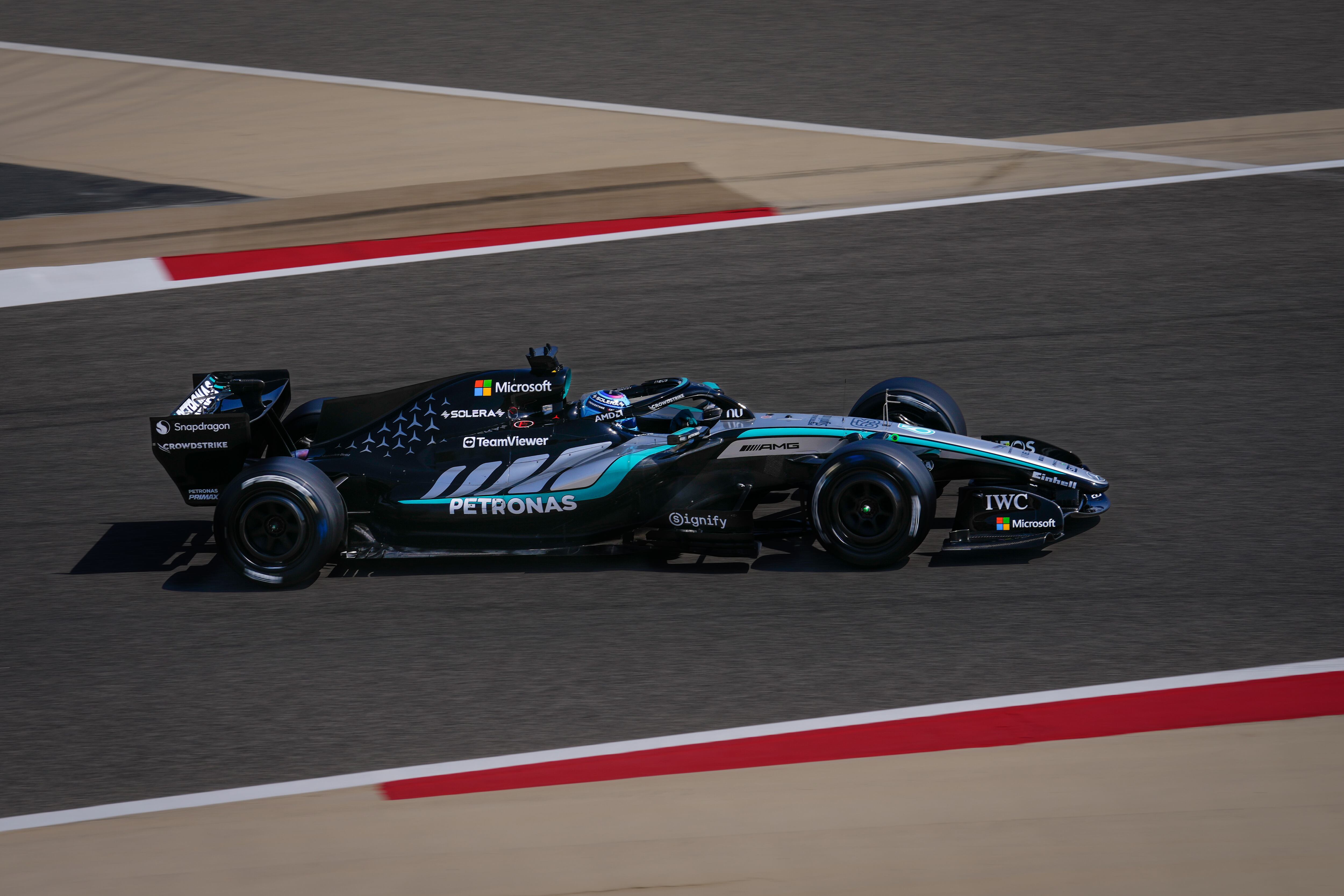 George Russell conduce su Mercedes en las prácticas de pretemporada en Sakhir, Bahréin. El equipo alemán asoma como favorito (AP Foto/Altaf Qadri)
