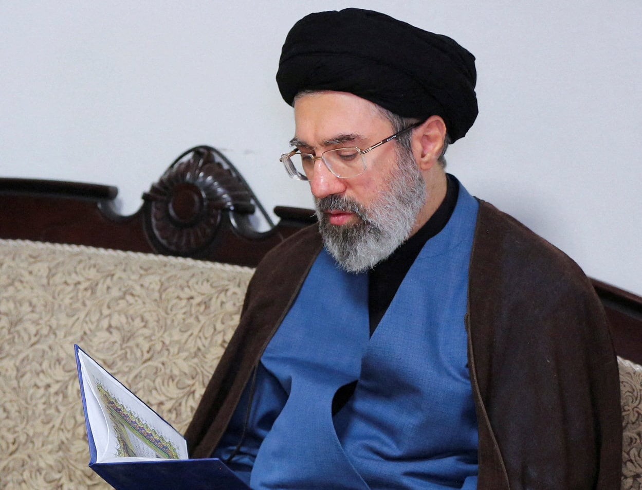A diferencia de su padre, el Sr. Khamenei, de 56 años, ostentaba todas las credenciales religiosas de ayatolá al momento de su ascenso al trono (REUTERS)