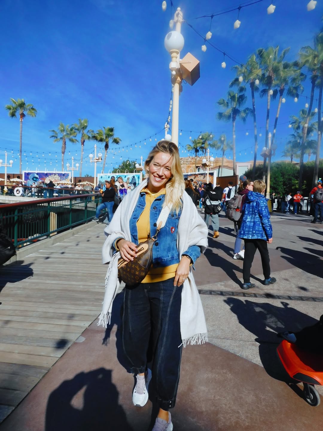 Luisana Lopilato posa sonriente y relajada en un paseo al aire libre, disfrutando de un día familiar capturado por el fotógrafo junto a su hijo Noah Bublé