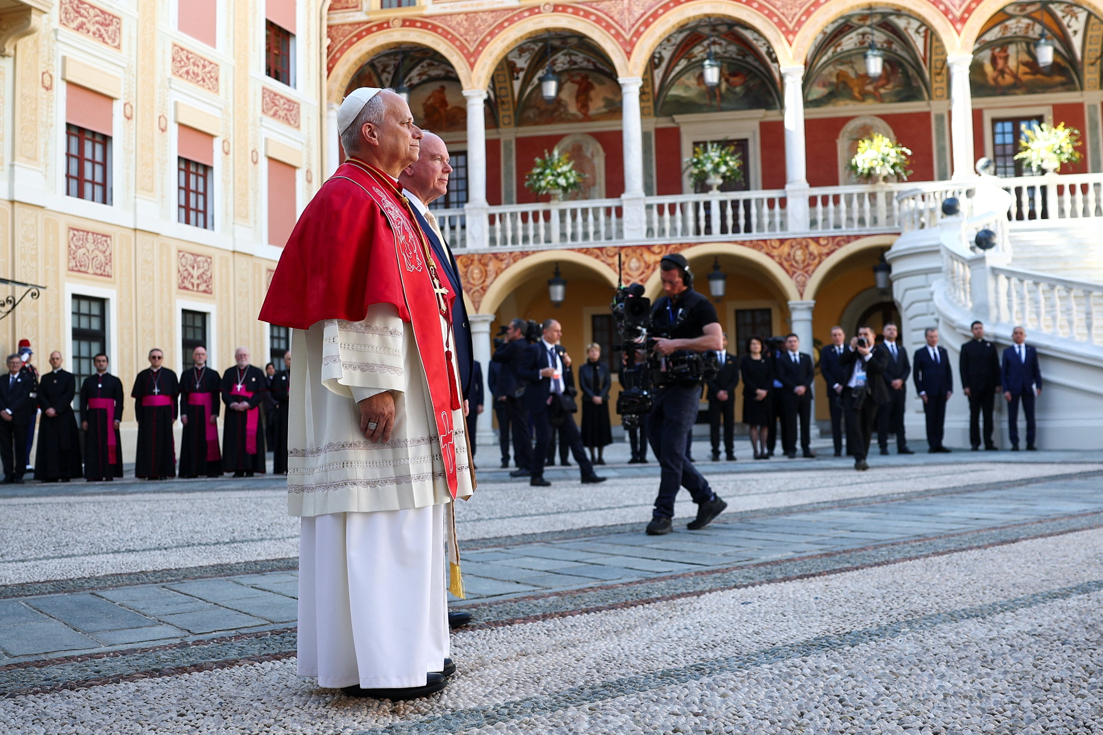El príncipe Alberto II de Mónaco y el papa León XIV asisten a una ceremonia de bienvenida en el Palacio del Príncipe, en el marco de la visita de un día del Papa a Mónaco, el 28 de marzo de 2026. REUTERS/Guglielmo Mangiapane
