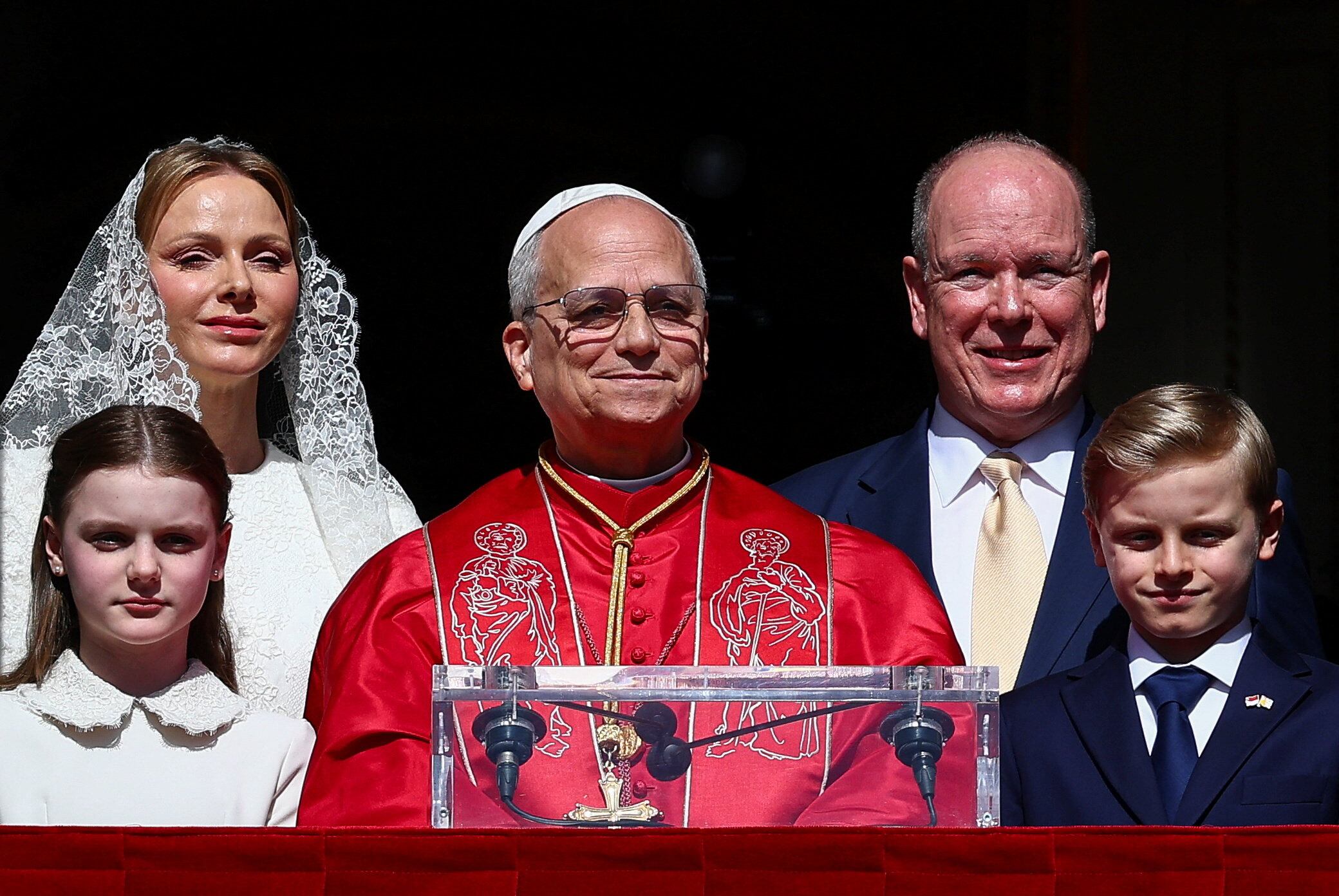 El príncipe Alberto II de Mónaco, la princesa Charlene, el príncipe Jacques, la princesa Gabriella y el papa León XIV observan desde un balcón del Palacio del Príncipe durante la visita de un día del Papa a Mónaco, el 28 de marzo de 2026. REUTERS/Guglielmo Mangiapane