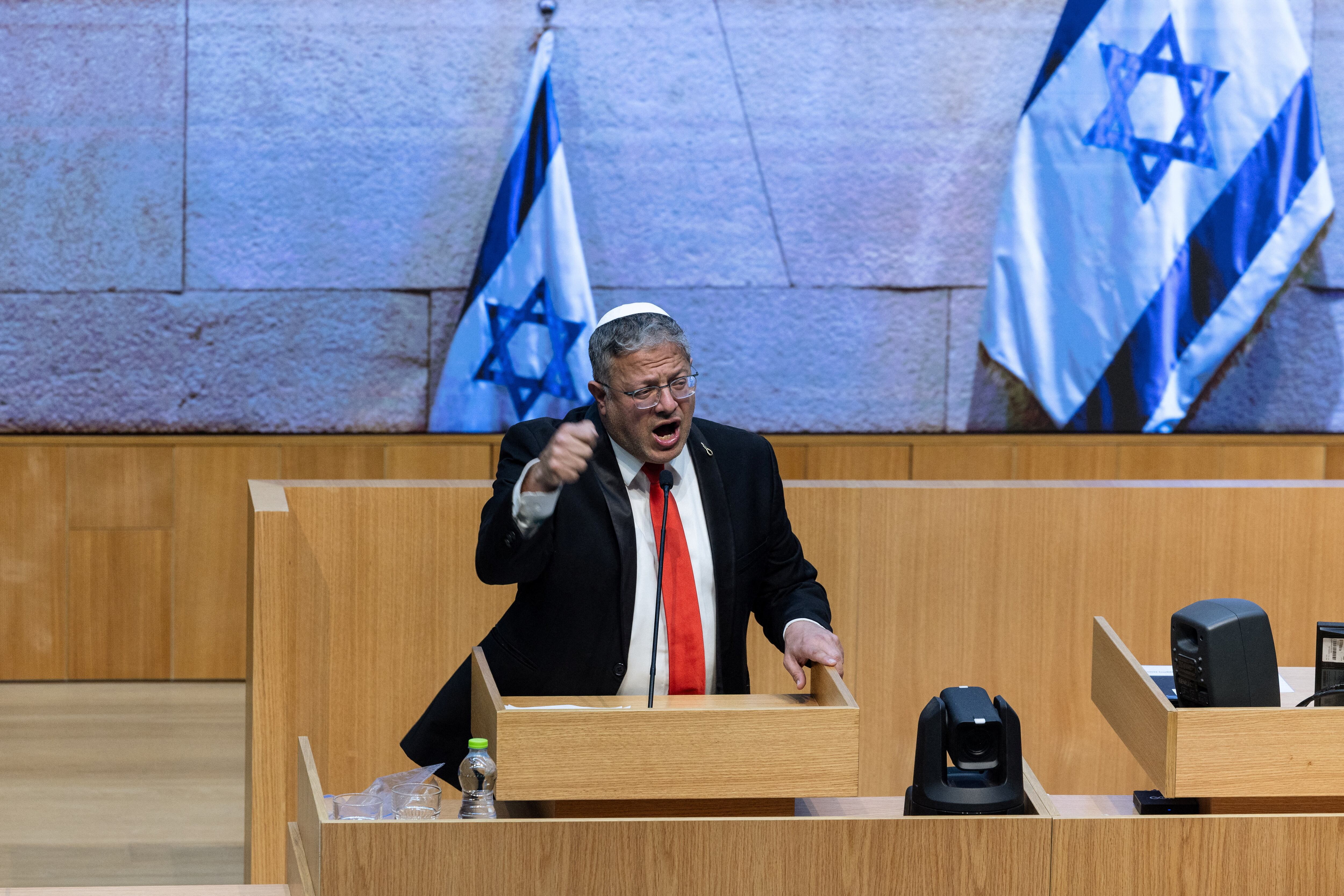 El ministro de Seguridad Nacional, Itamar Ben Gvir, habla en el Parlamento israelí durante el debate que culminó con la aprobación de la pena capital para casos de terrorismo (REUTERS/Oren Ben Hakoon)