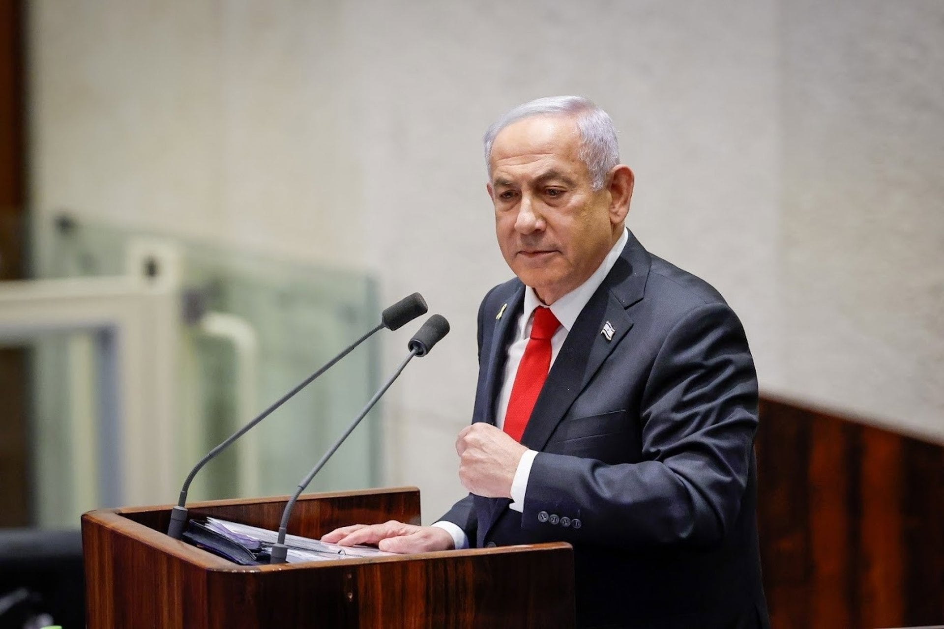 Benjamin Netanyahu asiste a la votación en el Parlamento de Israel 