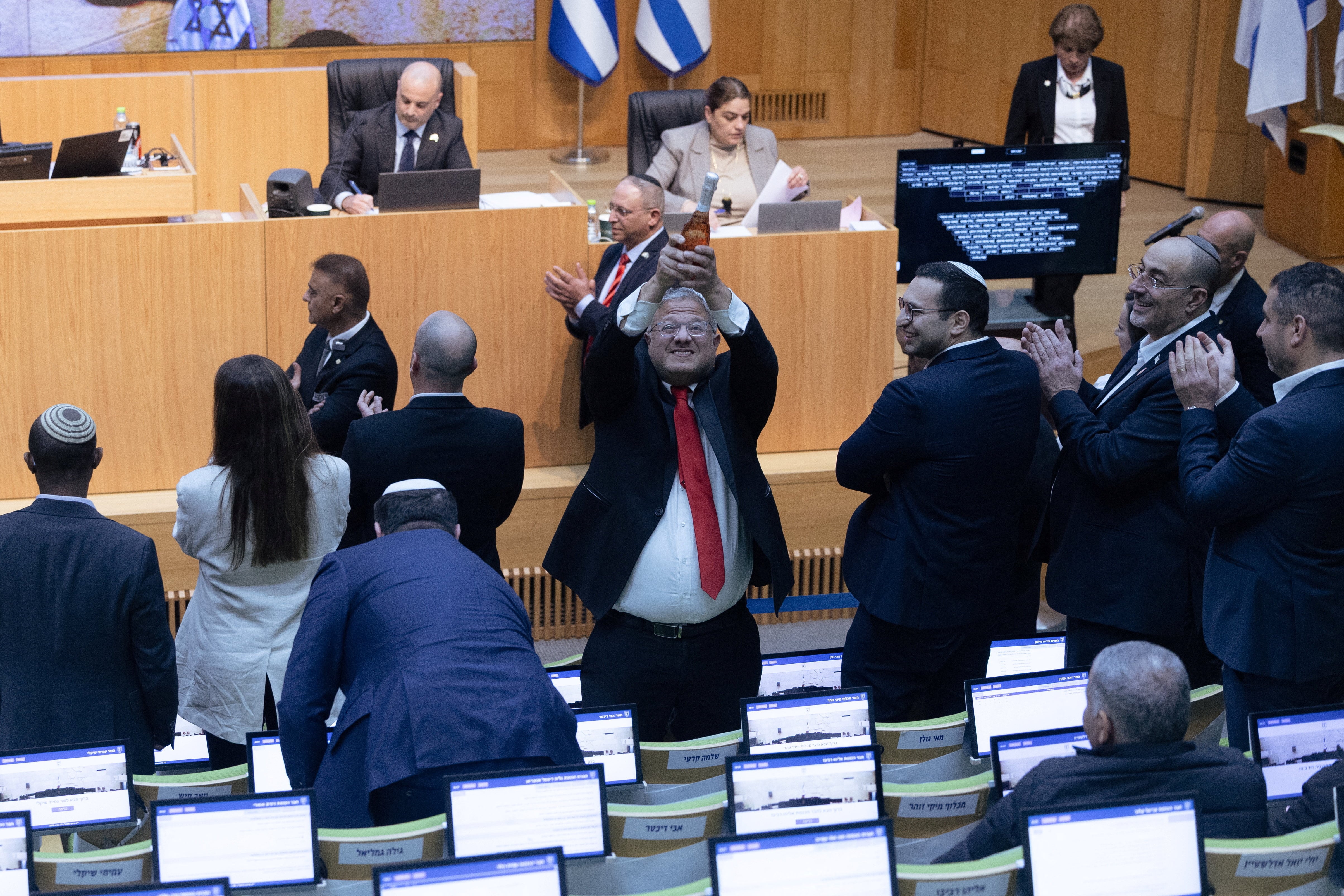 Itamar Ben Gvir celebra en la Knéset la aprobación de la ley que establece la pena de muerte por defecto para palestinos condenados por ataques letales en tribunales militares (REUTERS/Oren Ben Hakoon)