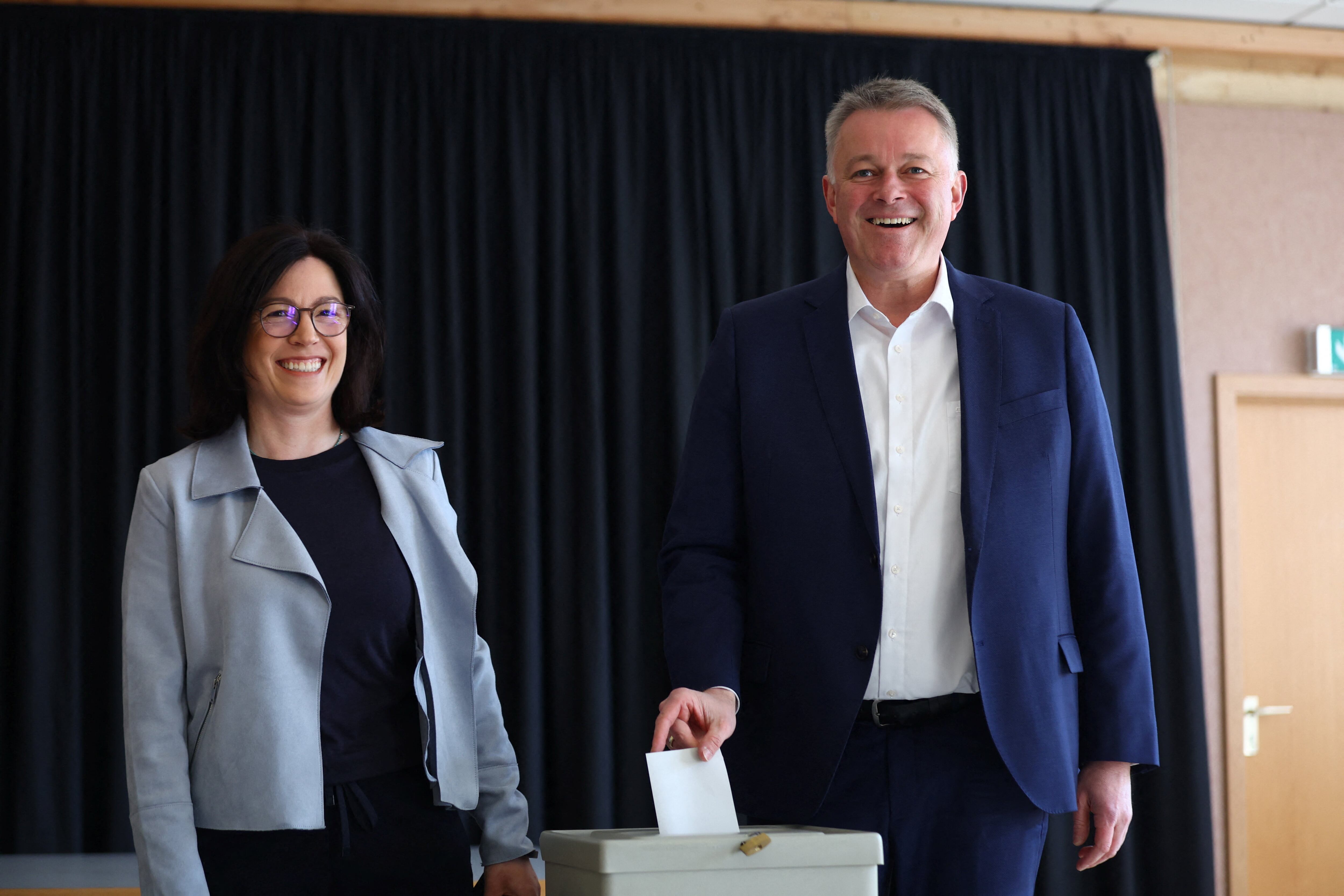 Gordon Schnieder, cabeza de lista del partido conservador Unión Demócrata Cristiana (CDU), junto a su esposa Diane, ejerce su derecho al voto en las elecciones regionales de Renania-Palatinado, en un colegio electoral de Birresborn (REUTERS/Thilo Schmuelgen)