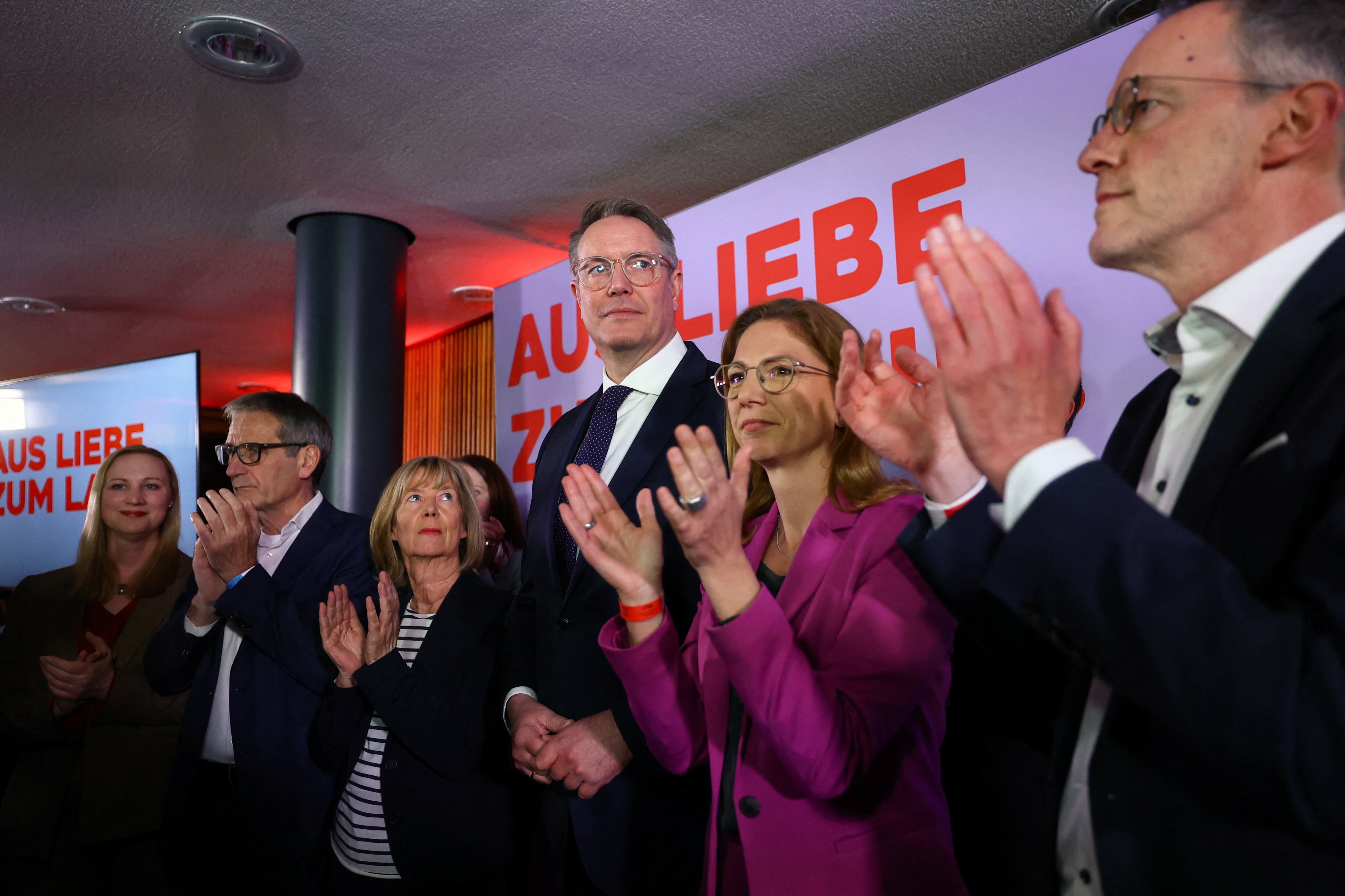 Los miembros del Partido Socialdemócrata (SPD) aplauden, ante la mirada del presidente del estado federado de Renania-Palatinado, Alexander Schweitzer (SPD), tras la publicación en televisión de las primeras encuestas electorales para las elecciones regionales de Renania-Palatinado, en las que el candidato del partido democristiano CDU, Gordon Schnieder, aventajaba al actual presidente regional, Alexander Schweitzer, en Mainz (REUTERS/Kai Pfaffenbach)