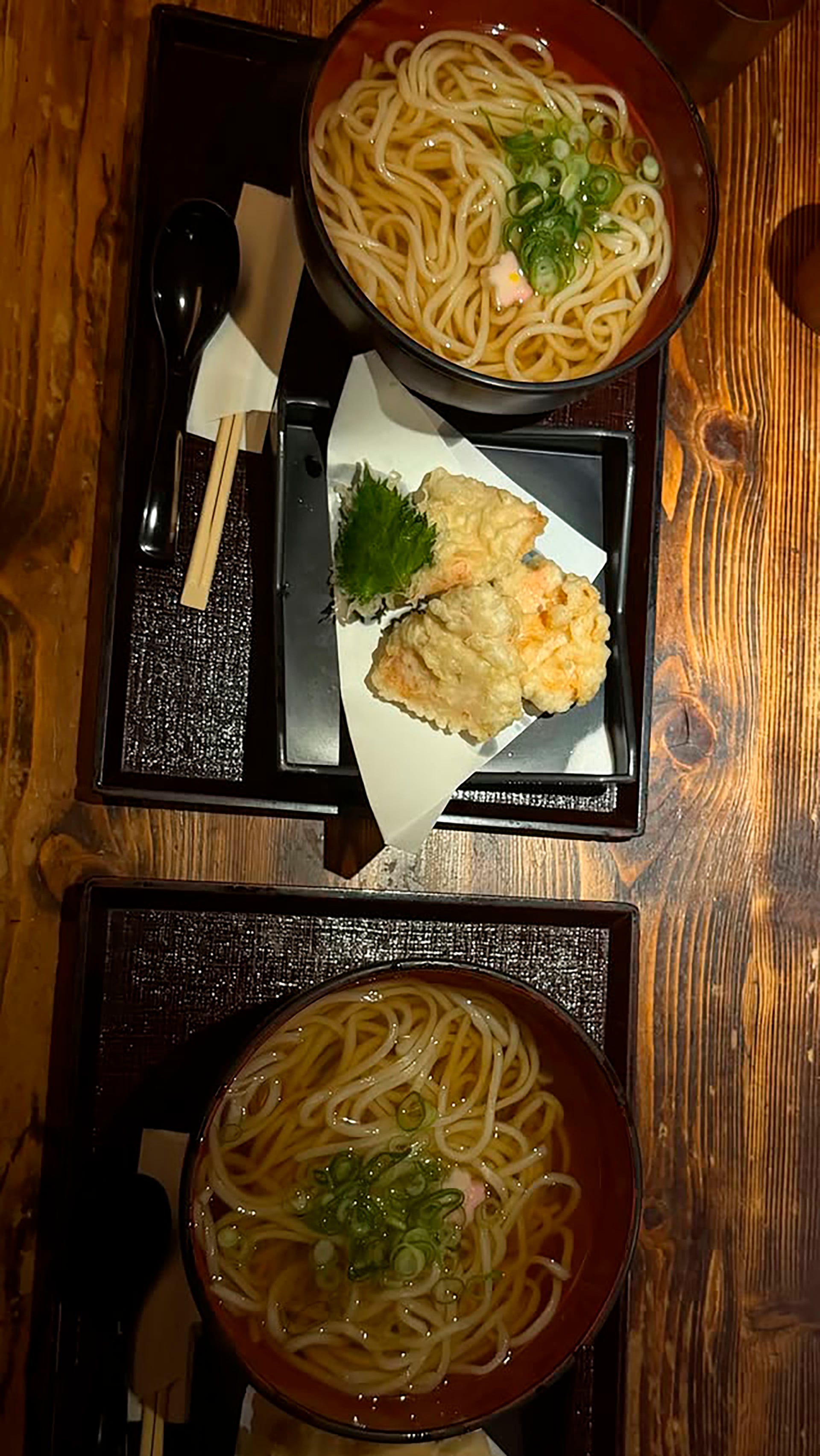 Wanda se animó a un almuerzo típico japonés con udon y tempura, en una clásica bandeja de madera