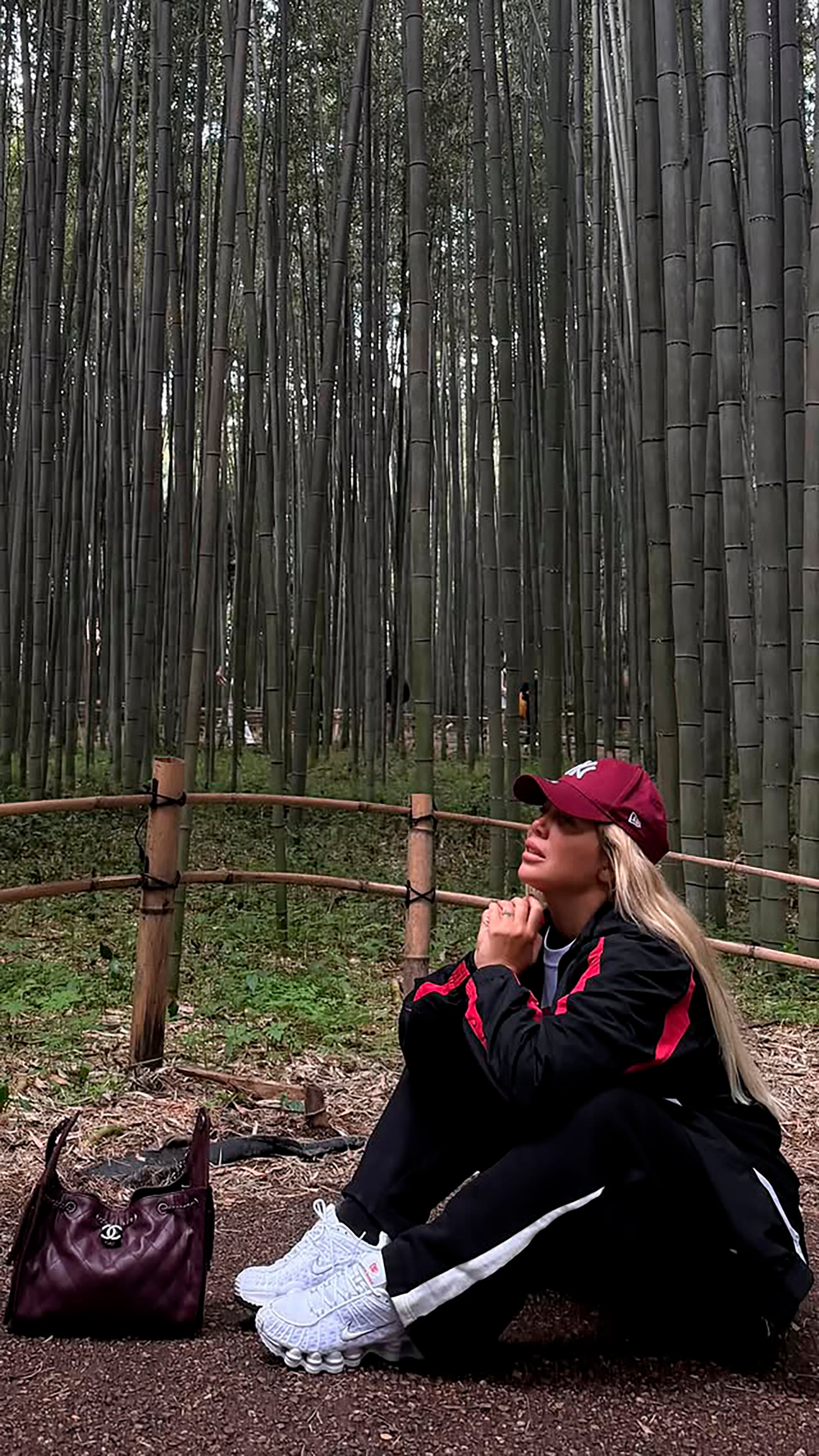 En el bosque de bambú de Arashiyama, Wanda posó entre los altos troncos y sumó una postal digna de película