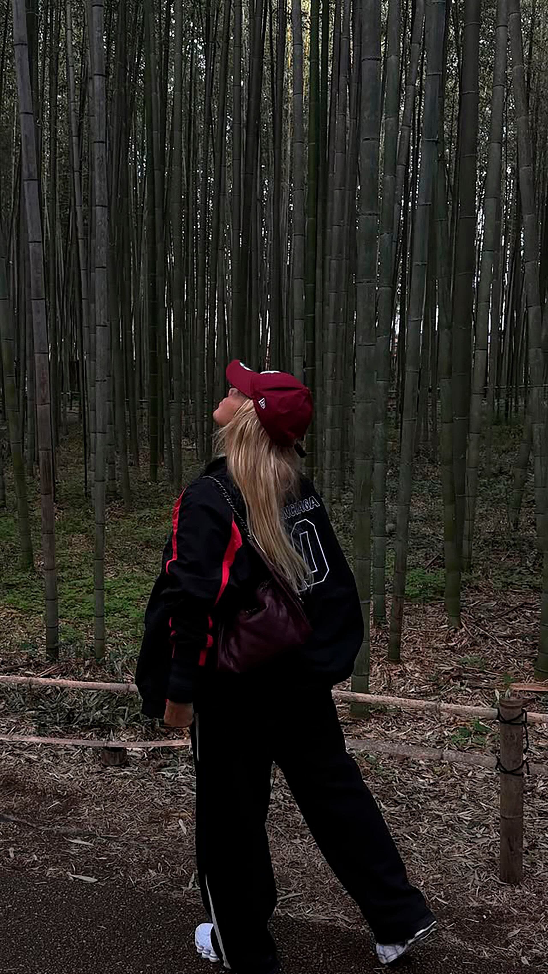 Rodeada de naturaleza, la empresaria se maravilló con la inmensidad y la luz filtrada en el famoso bambusal de Kyoto