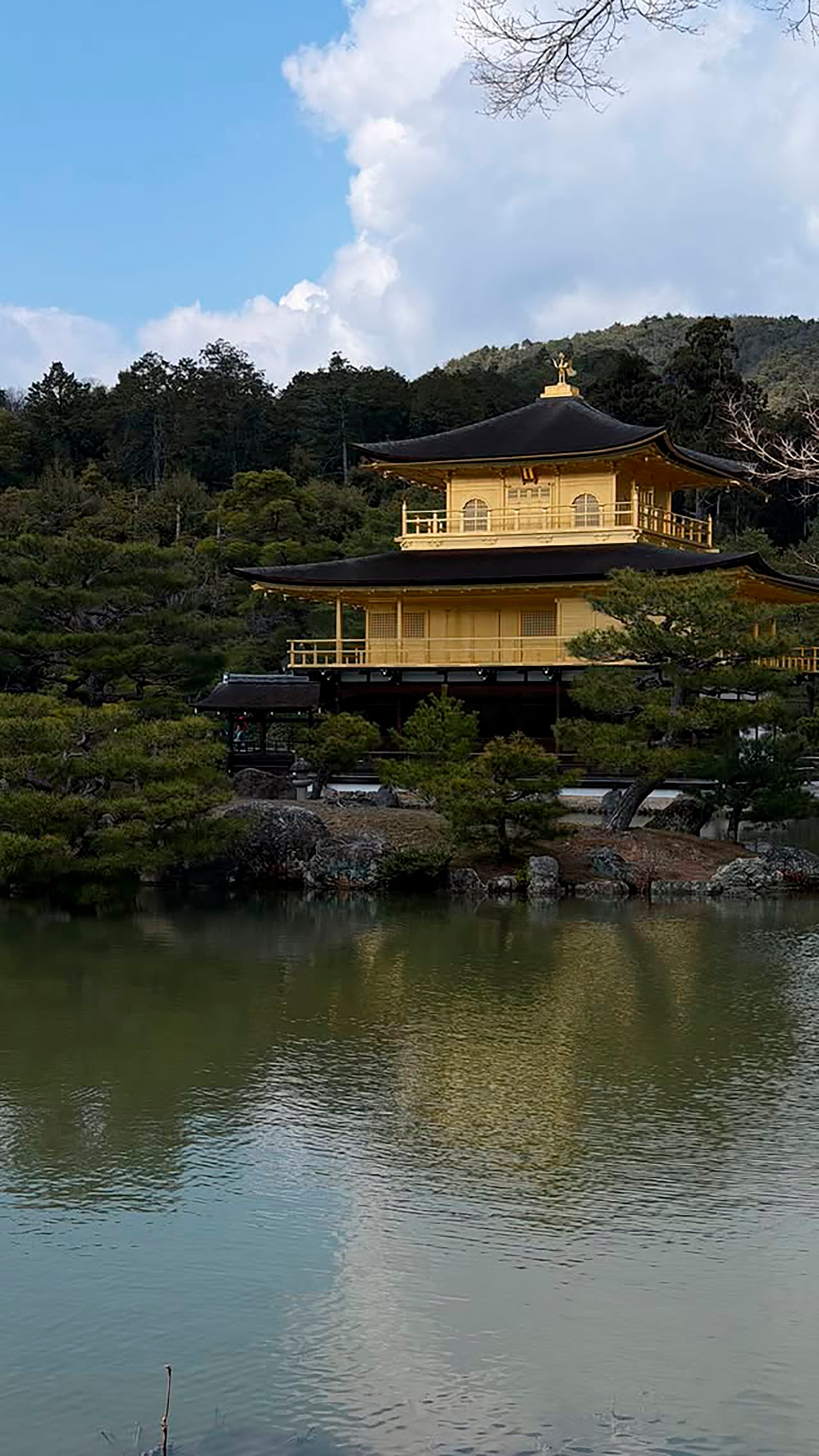Wanda capturó la majestuosidad del Kinkaku-ji, el Pabellón Dorado, reflejado en el lago bajo el cielo azul