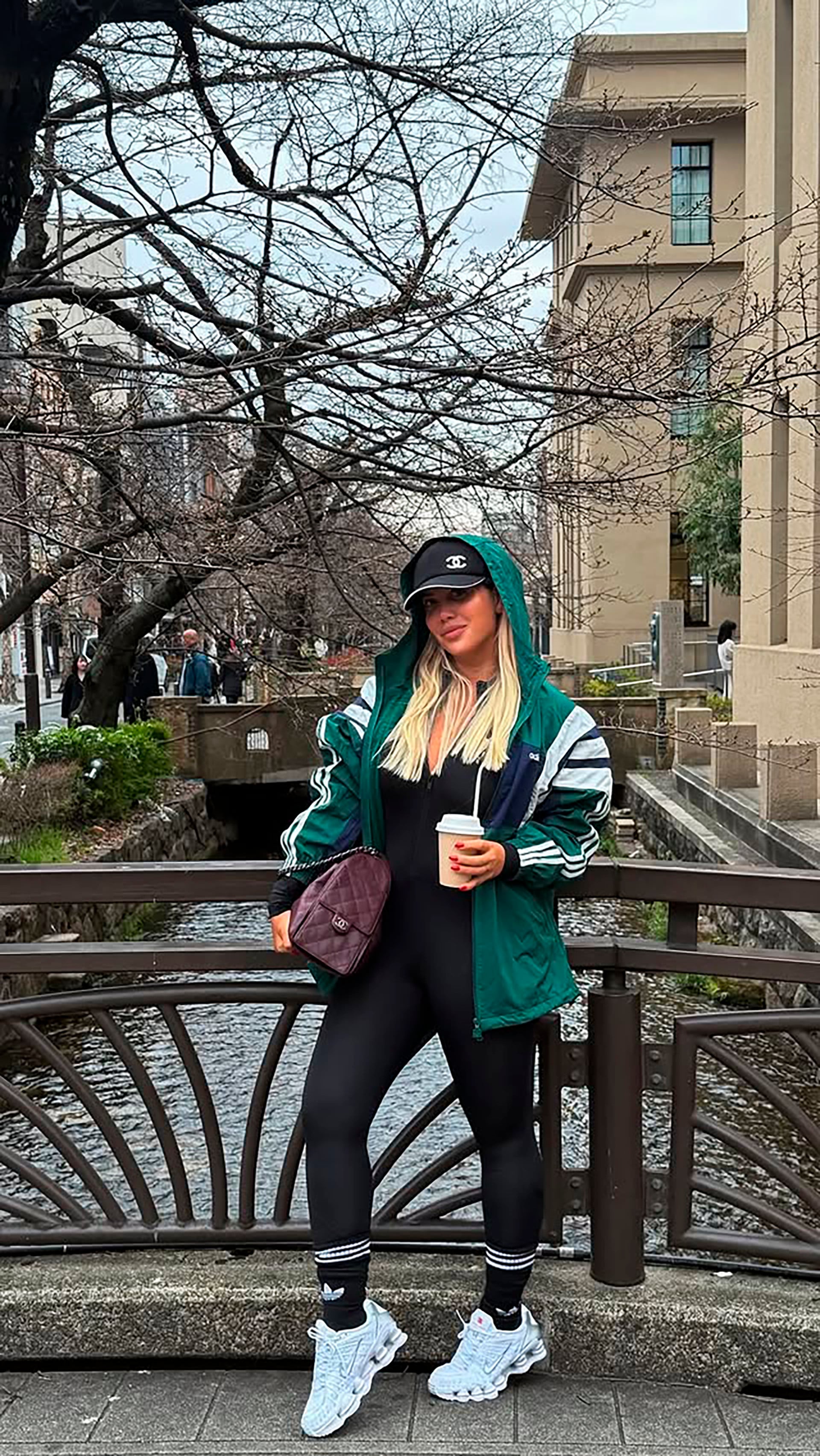Durante la jornada, la conductora recorrió los canales de la ciudad y posó con su estilo urbano frente a la postal más típica de Kyoto