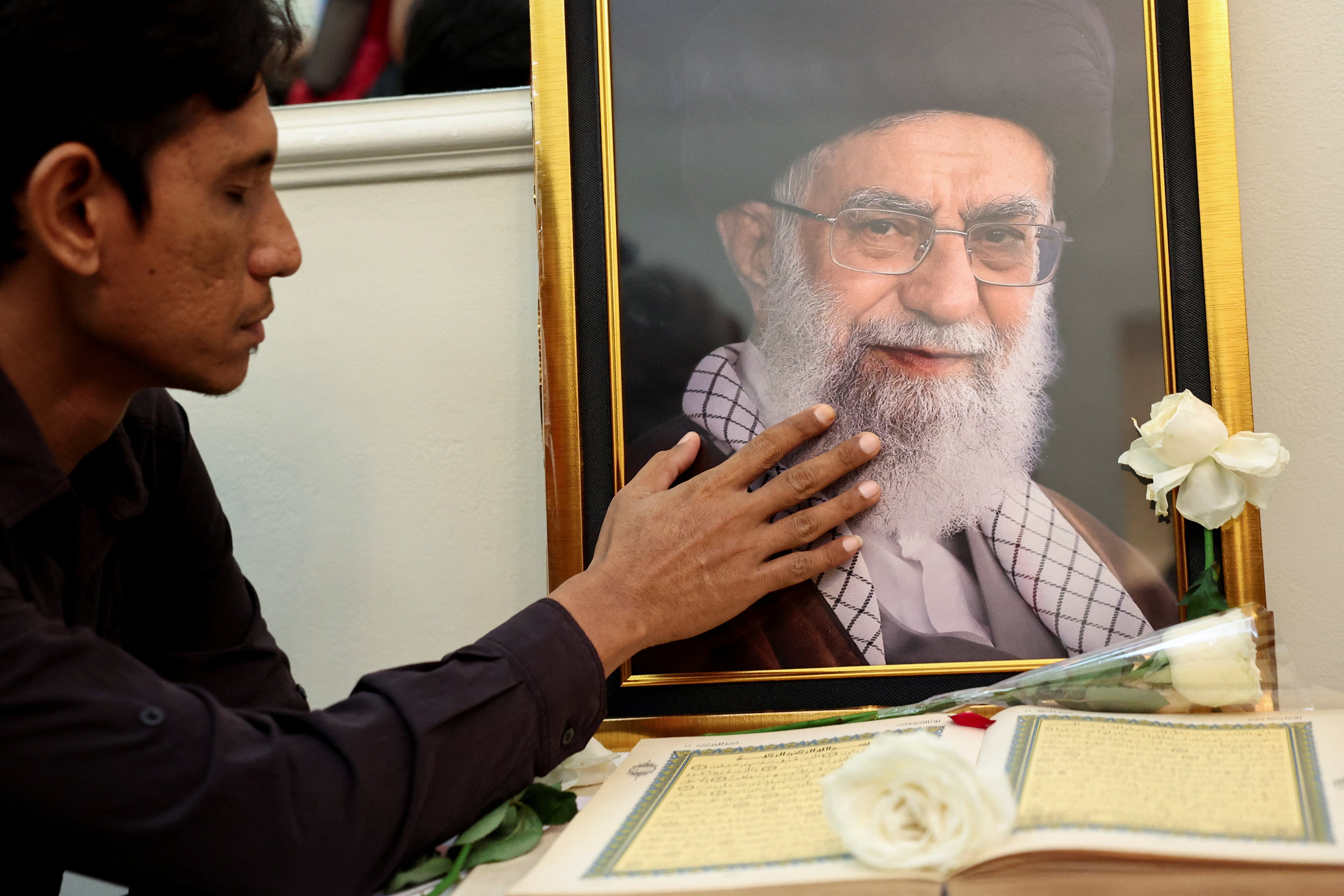 Un hombre presenta sus condolencias mientras asiste a la oración por el difunto líder supremo de Irán, el ayatolá Ali Jamenei, tras su muerte en ataques israelíes y estadounidenses el sábado, en medio del conflicto entre Estados Unidos e Israel con Irán, en la residencia del embajador iraní en Yakarta, Indonesia, 5 de marzo de 2026. REUTERS/Willy Kurniawan