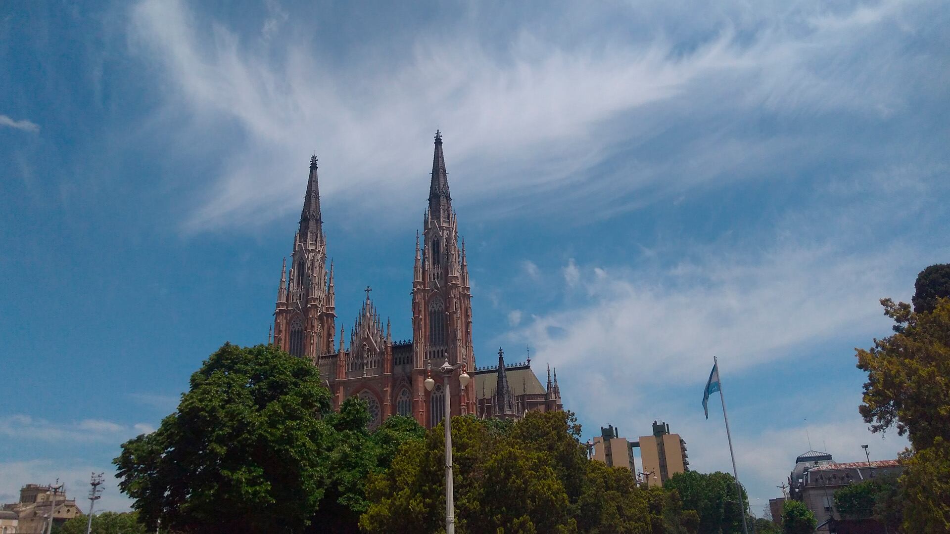 El tiempo en la ciudad de La Plata se presentará estable y mayormente soleado durante la mañana y la tarde a (Wikimedia Commons)