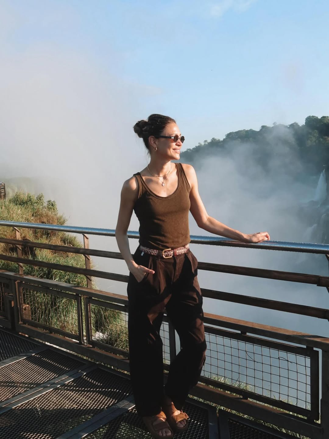 Carla eligió un look compuesto por musculosa, pantalón y sandalias, todo en distintos tonos de marrón 