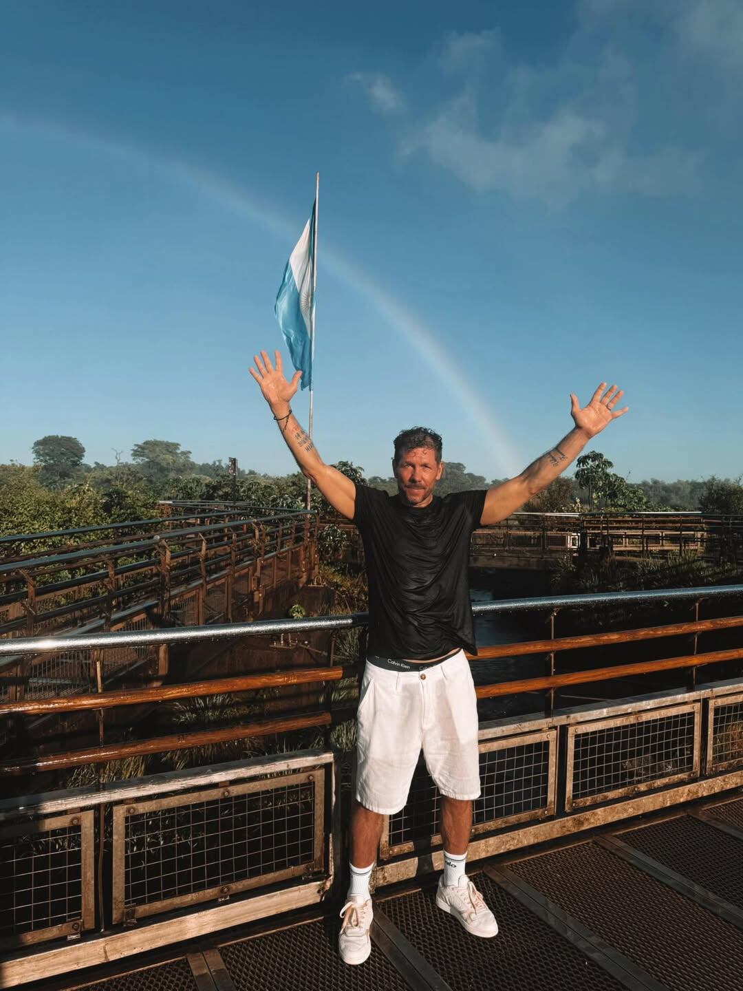 Completamente empapado, Cholo posó con la bandera detrás