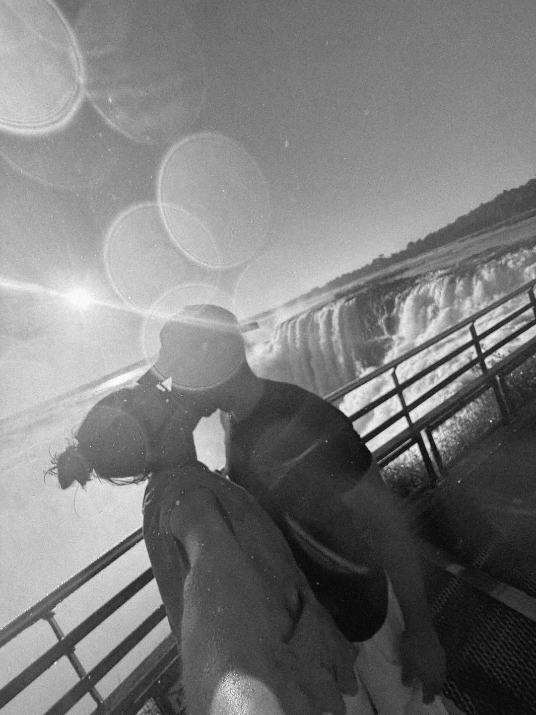 Con las cataratas de fondo y el sol, la pareja compartió un beso en la pasarela 