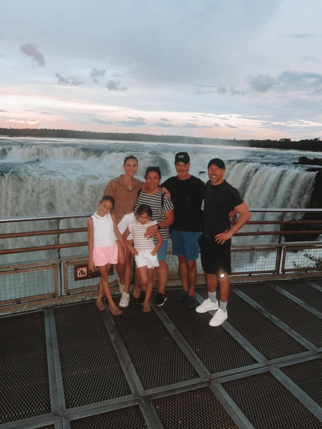 El grupo completo posó con el sol cayendo detrás de las imponentes cataratas 