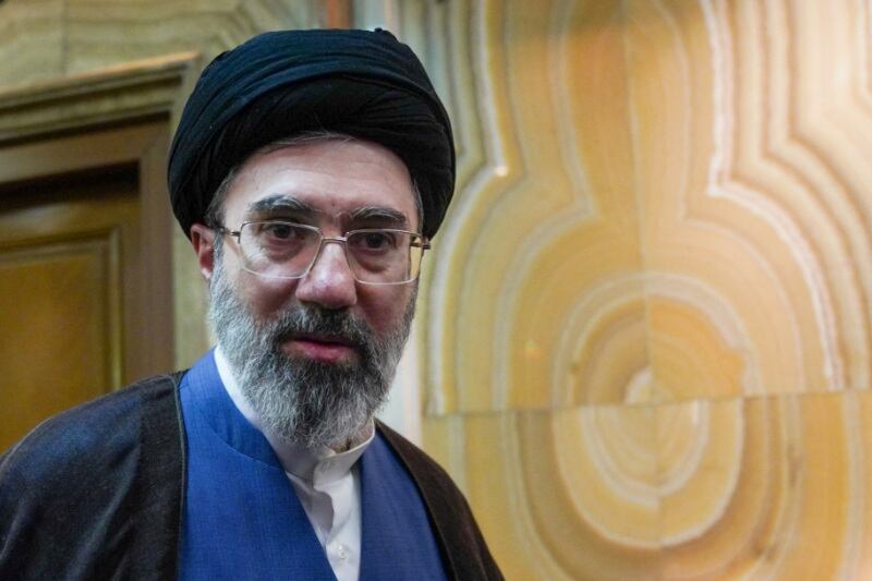 El nuevo líder supremo de Irán, Mojtaba Jamenei, segundo hijo del difunto líder supremo de Irán, el ayatolá Ali Khamenei (REUTERS/Foto de archivo)