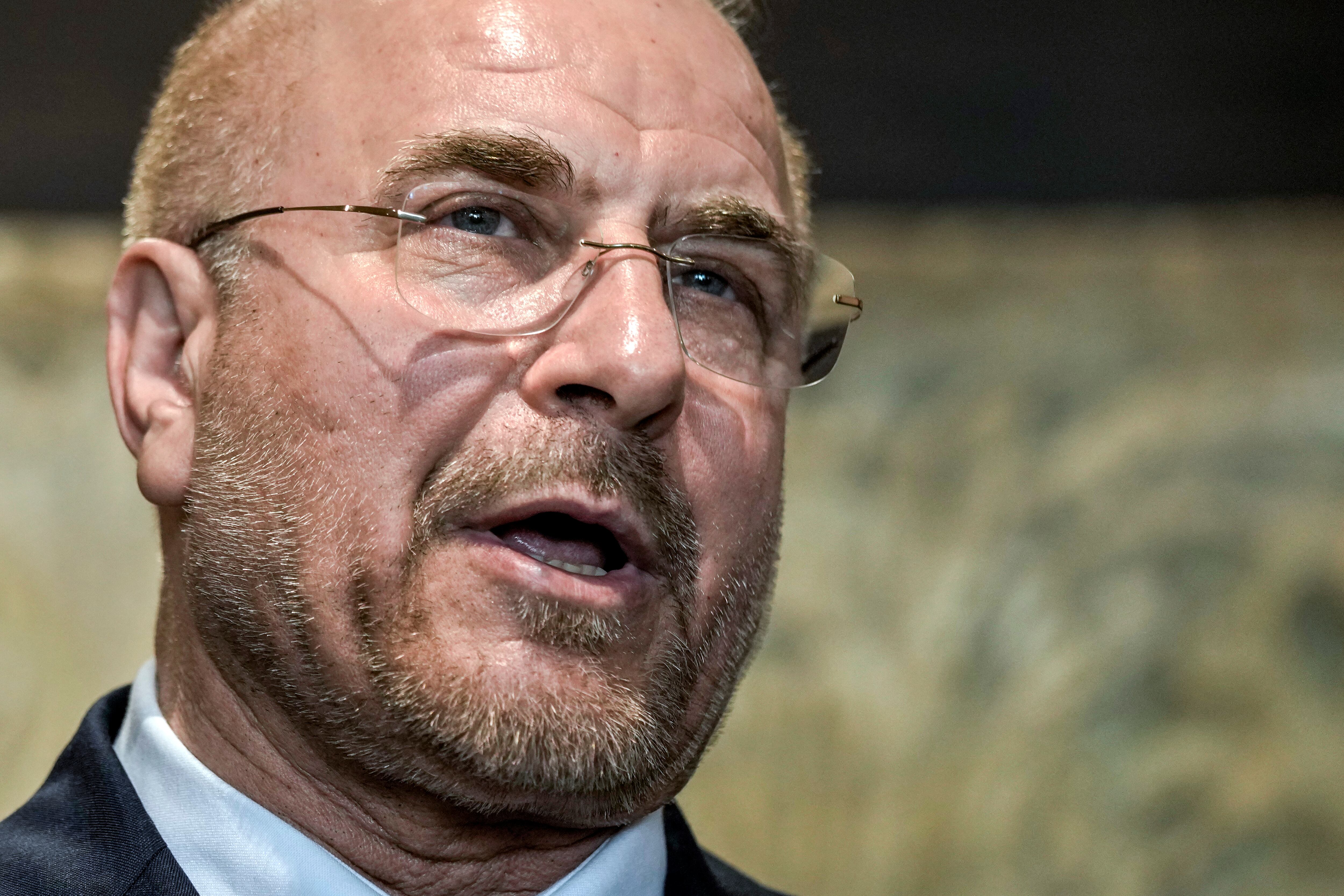 El presidente del Parlamento iraní, Mohammad Bagher Qalibaf, durante una conferencia de prensa en Beirut, Líbano. Advirtió que las tropas de EEUU serán atacadas si intentan invadir territorio iraní. (AP Foto/Bilal Hussein, archivo)