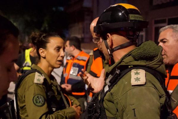 El régimen de Irán lanzó un ataque con misiles contra Tel Aviv: al menos dos muertos