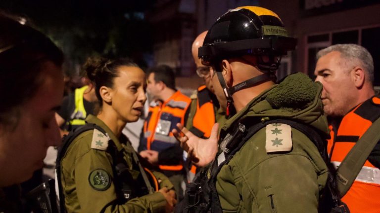 El régimen de Irán lanzó un ataque con misiles contra Tel Aviv: al menos dos muertos