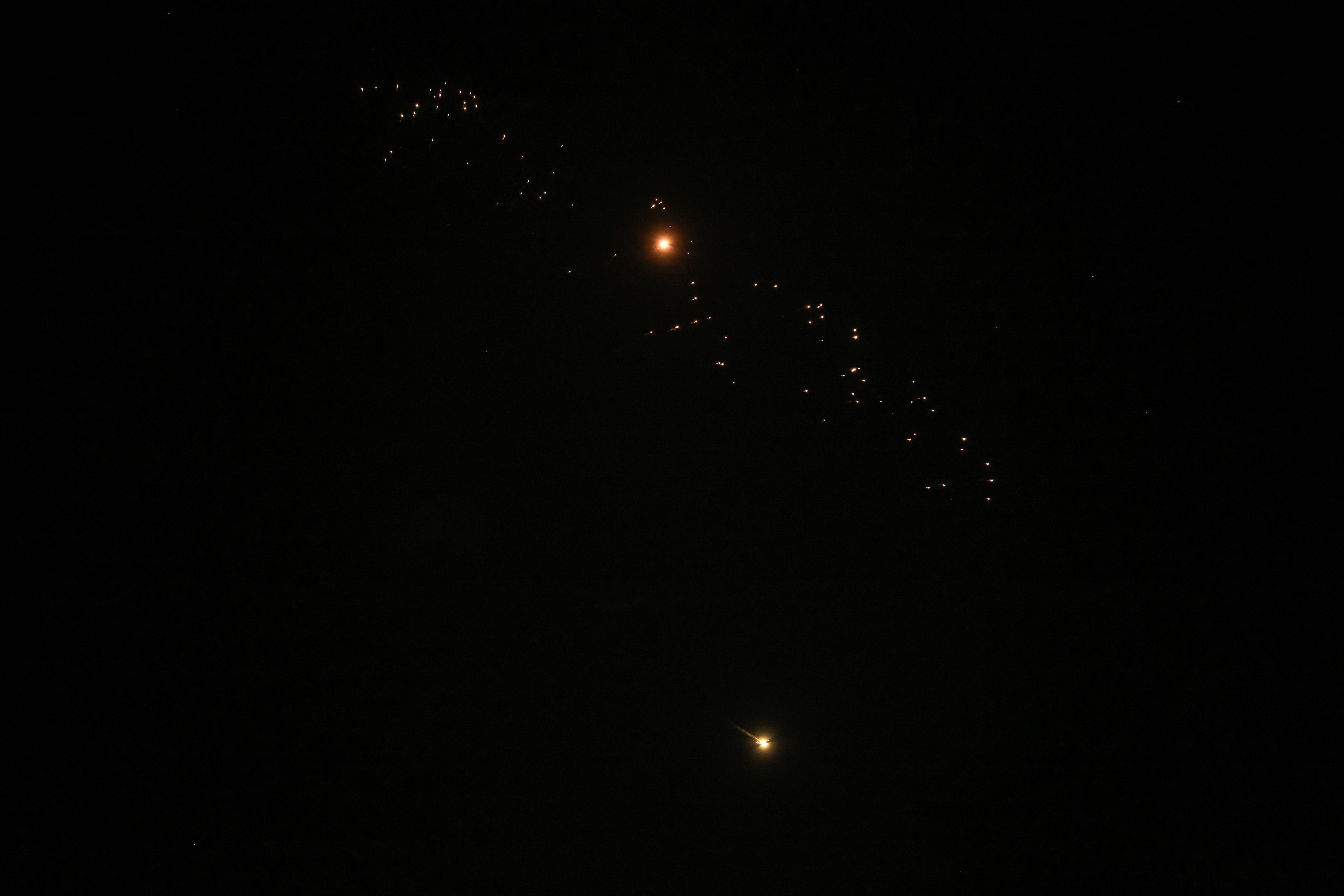 Estelas de fuego y luz cruzan el cielo nocturno mientras un interceptor israelí ataca un misil iraní, el 18 de marzo (REUTERS/Tyrone Siu)