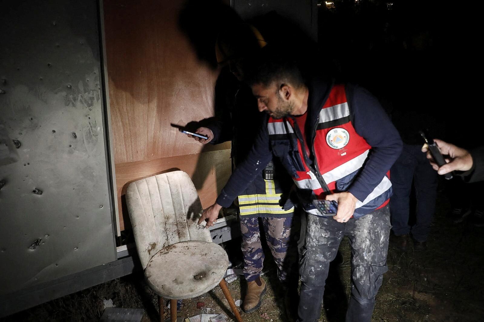 Un miembro de la defensa civil palestina inspecciona los daños en el lugar donde mujeres palestinas murieron en un ataque con misiles iraníes cerca de Hebrón, en la Cisjordania ocupada por Israel, el 18 de marzo de 2026 (REUTERS/Yosri Aljamal)