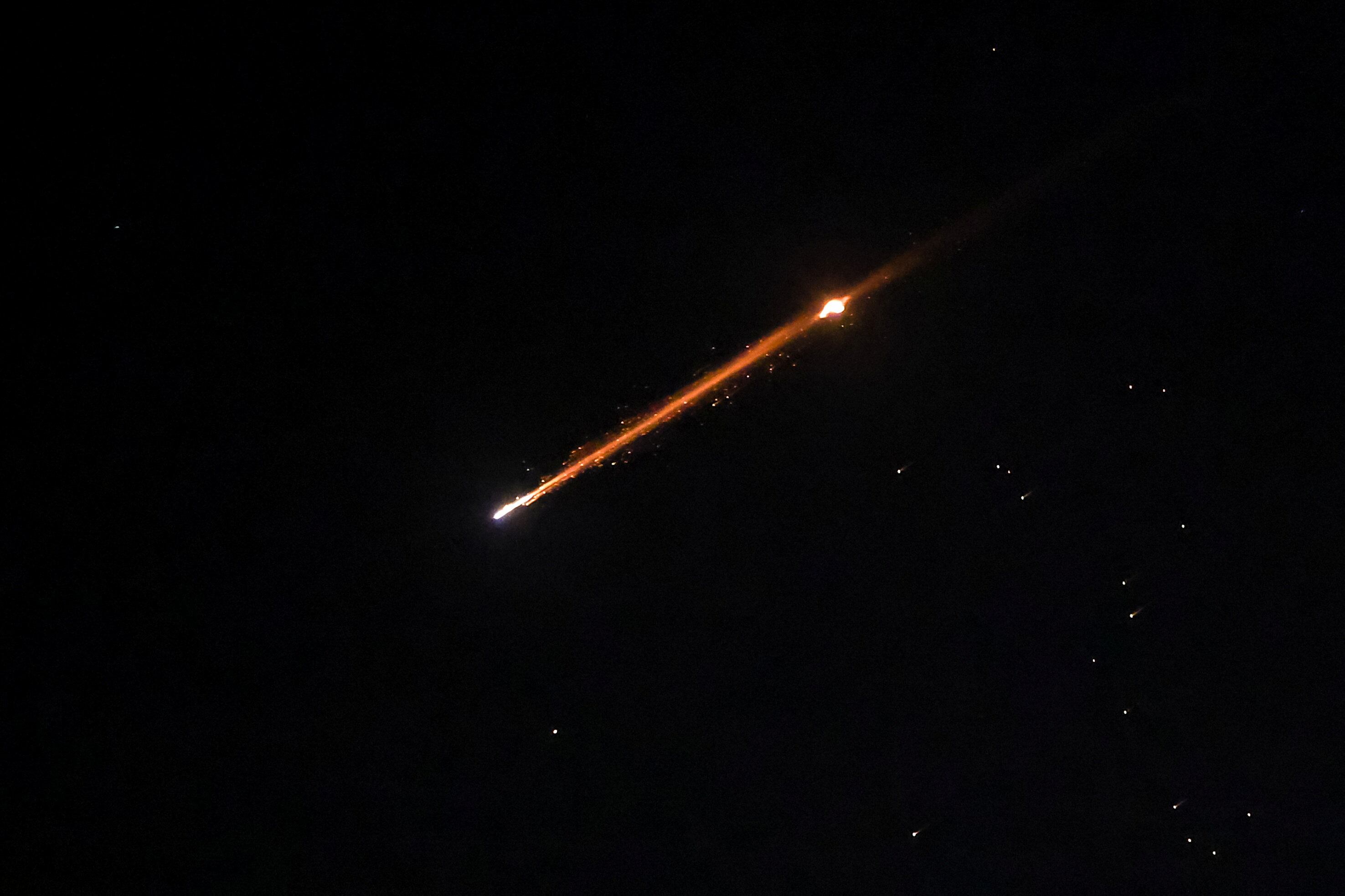 De acuerdo con el Ejército israelí, una parte de los misiles fue interceptada, pero fragmentos de los proyectiles impactaron en edificaciones en la ciudad de Nesher (REUTERS)