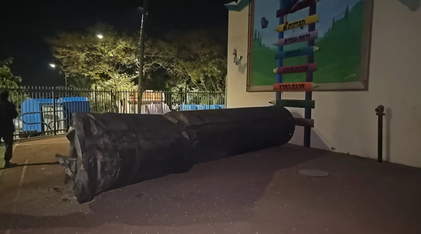 El régimen de Irán lanzó una nueva ola de ataques nocturnos con bombas de racimo sobre el centro de Israel (Hareetz)