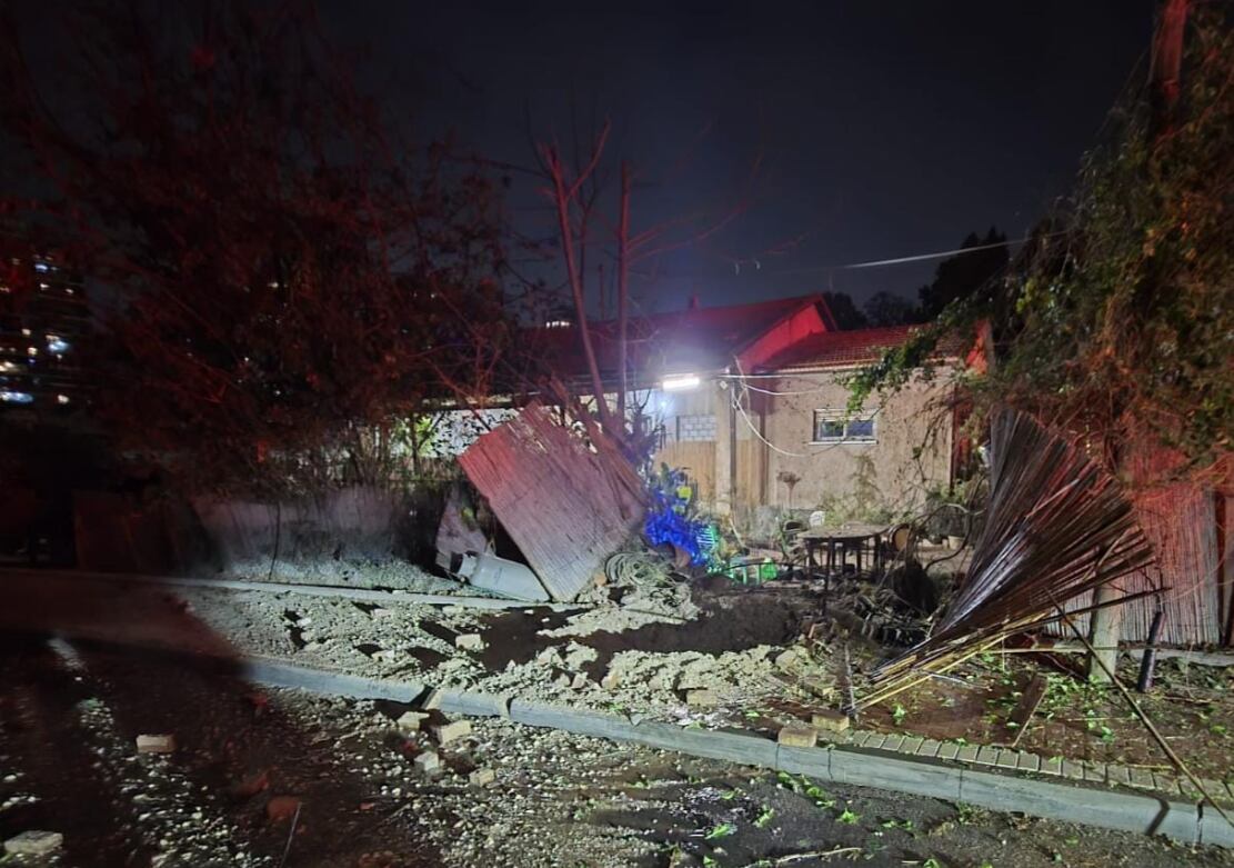 El servicio de emergencias desplegó equipos en diferentes puntos de la región central, donde se reportaron daños por esquirlas y fragmentos de las bombas de racimo (Times Of Israel)