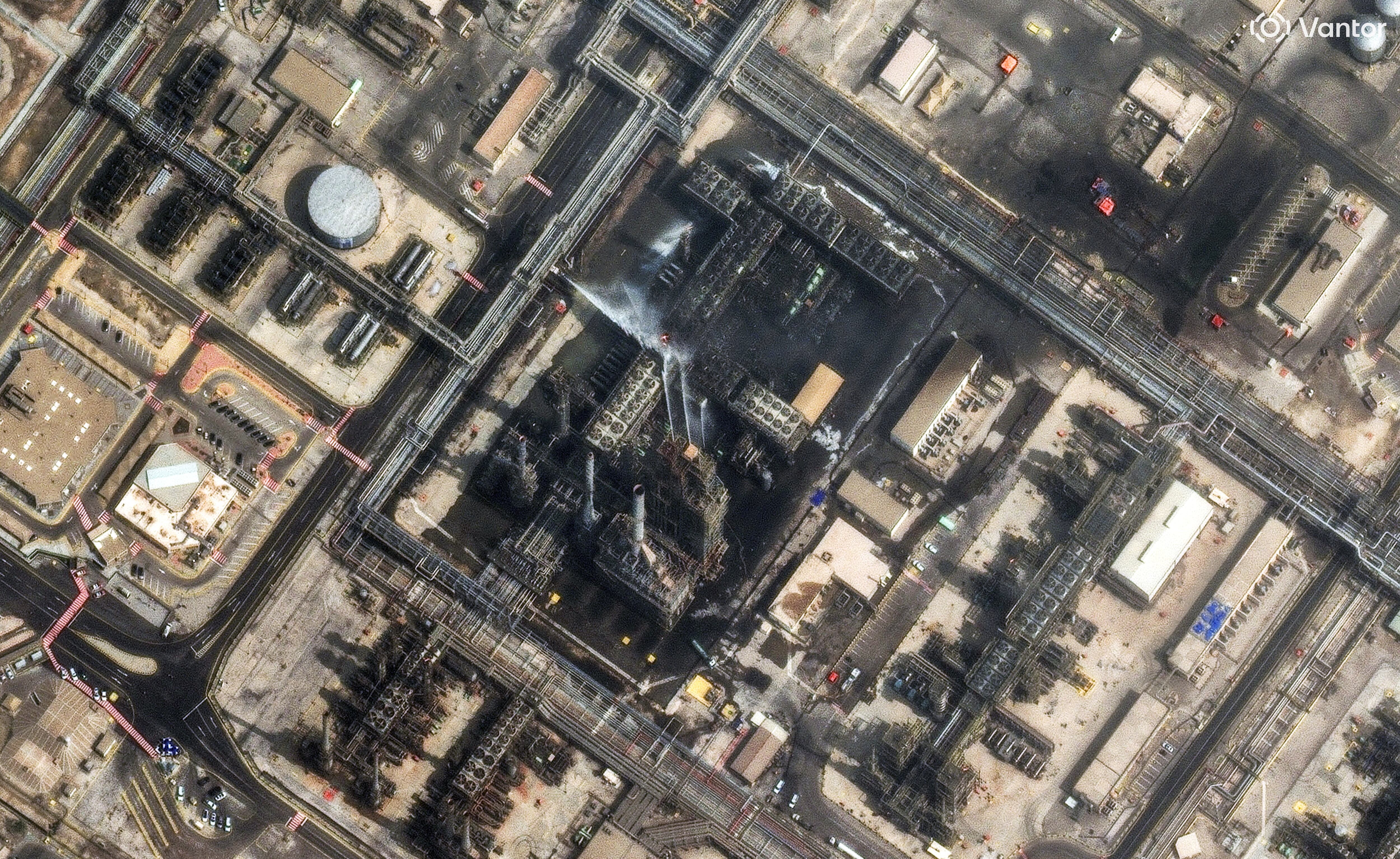 Una imagen satelital muestra los esfuerzos para controlar un incendio en la refinería de petróleo de Ras Tanura, Arabia Saudita, tras un ataque con drones iraníes (REUTERS)