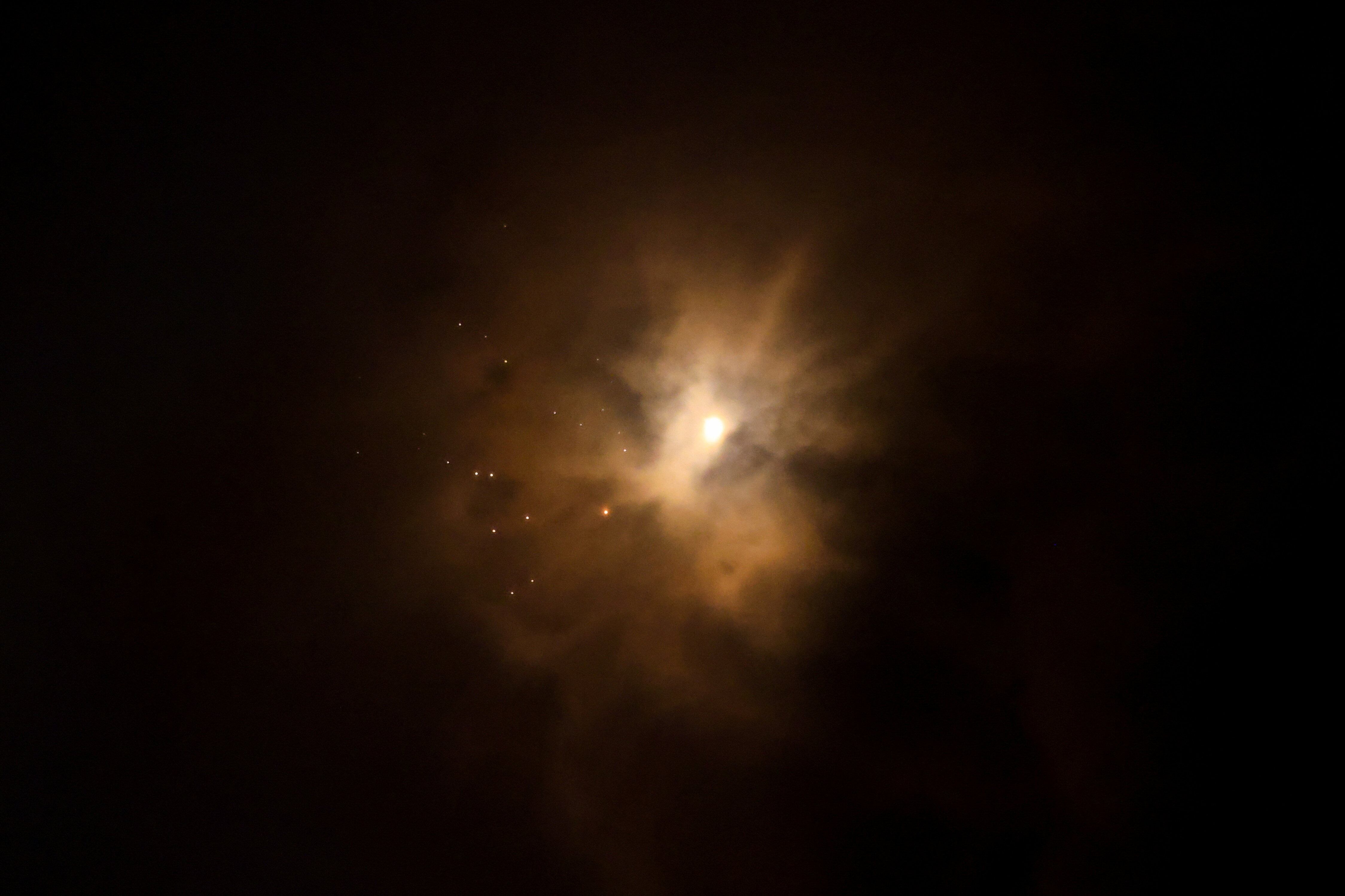 Un misil iraní con munición de racimo sobrevuela la ciudad, en medio del conflicto entre Estados Unidos e Israel con Irán, en Jerusalén, el 18 de marzo de 2026 (REUTERS/Ronen Zvulun)