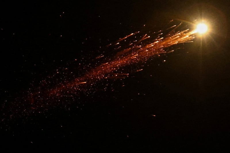 Un misil iraní vuela hacia Israel, en medio del conflicto entre Estados Unidos e Israel con Irán (REUTERS/Jamal Awad)