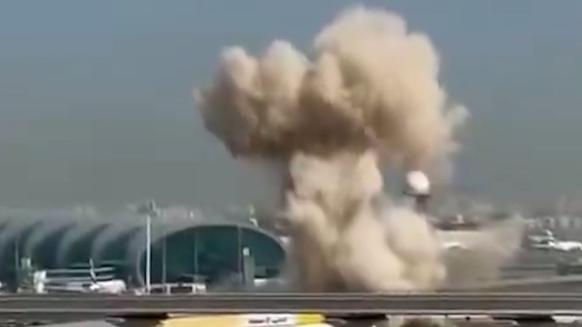 Una gran columna de humo se eleva sobre el Aeropuerto Internacional de Dubái tras el impacto de un drone lanzado por Irán (Captura de video)