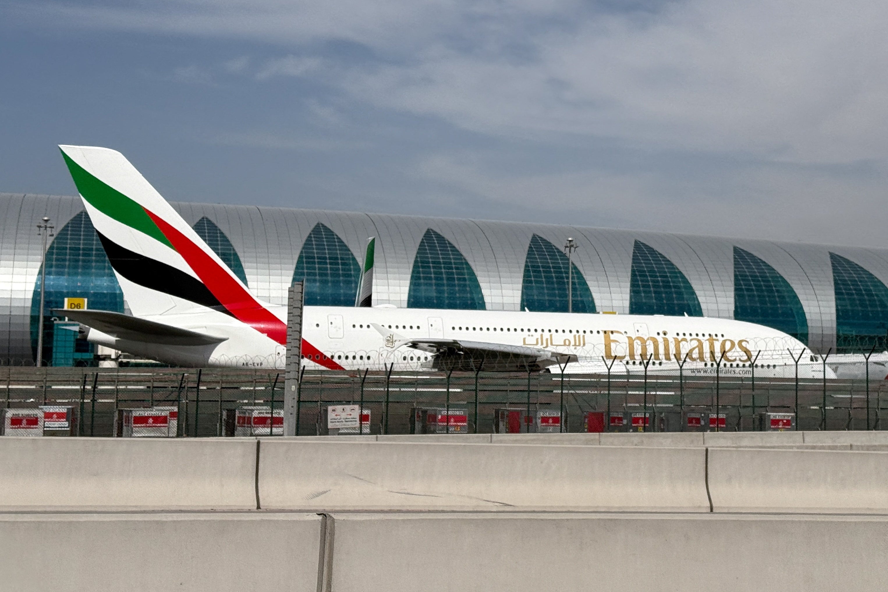 Un avión de Emirates en el Aeropuerto Internacional de Dubái, en medio del conflicto entre Estados Unidos e Israel con Irán, en Dubái, Emiratos Árabes Unidos, el 7 de marzo de 2026 (REUTERS)