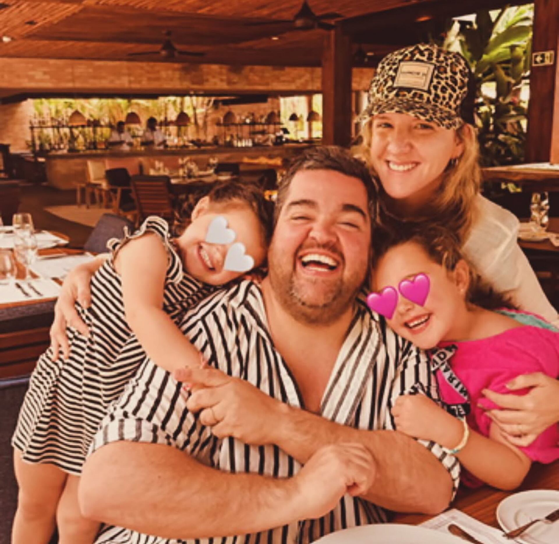 Darío Barassi sonríe junto a su esposa y sus dos hijas