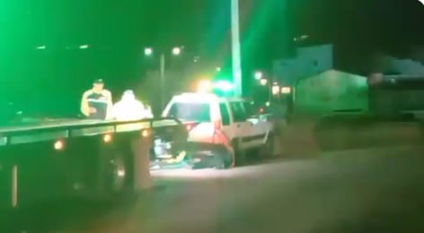 Un segundo siniestro se registró esta madrugada en el país, específicamente en la avenida Cuscatlán, en San Salvador, donde un vehículo colisionó contra los separadores de la zona./ (Viceministerio de Transporte)