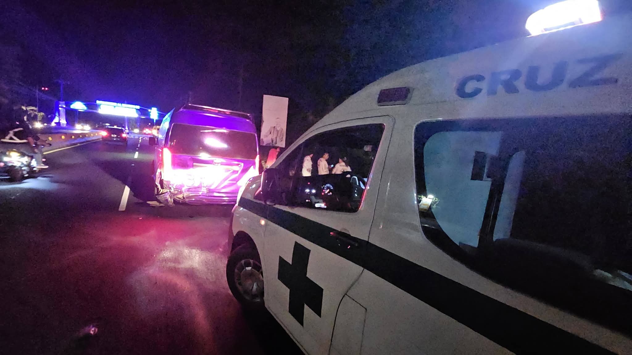 Unidades de emergencia han trasladado a los lesionados desde el lugar del siniestro vial en Chalchuapa hacia un hospital. /(Cruz Verde)