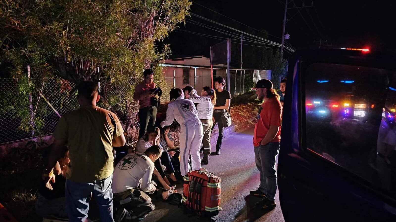 Socorristas atienden a varios estudiantes heridos tras el accidente en la carretera de Santa Ana hacia Chalchuapa./ (Cruz Verde)