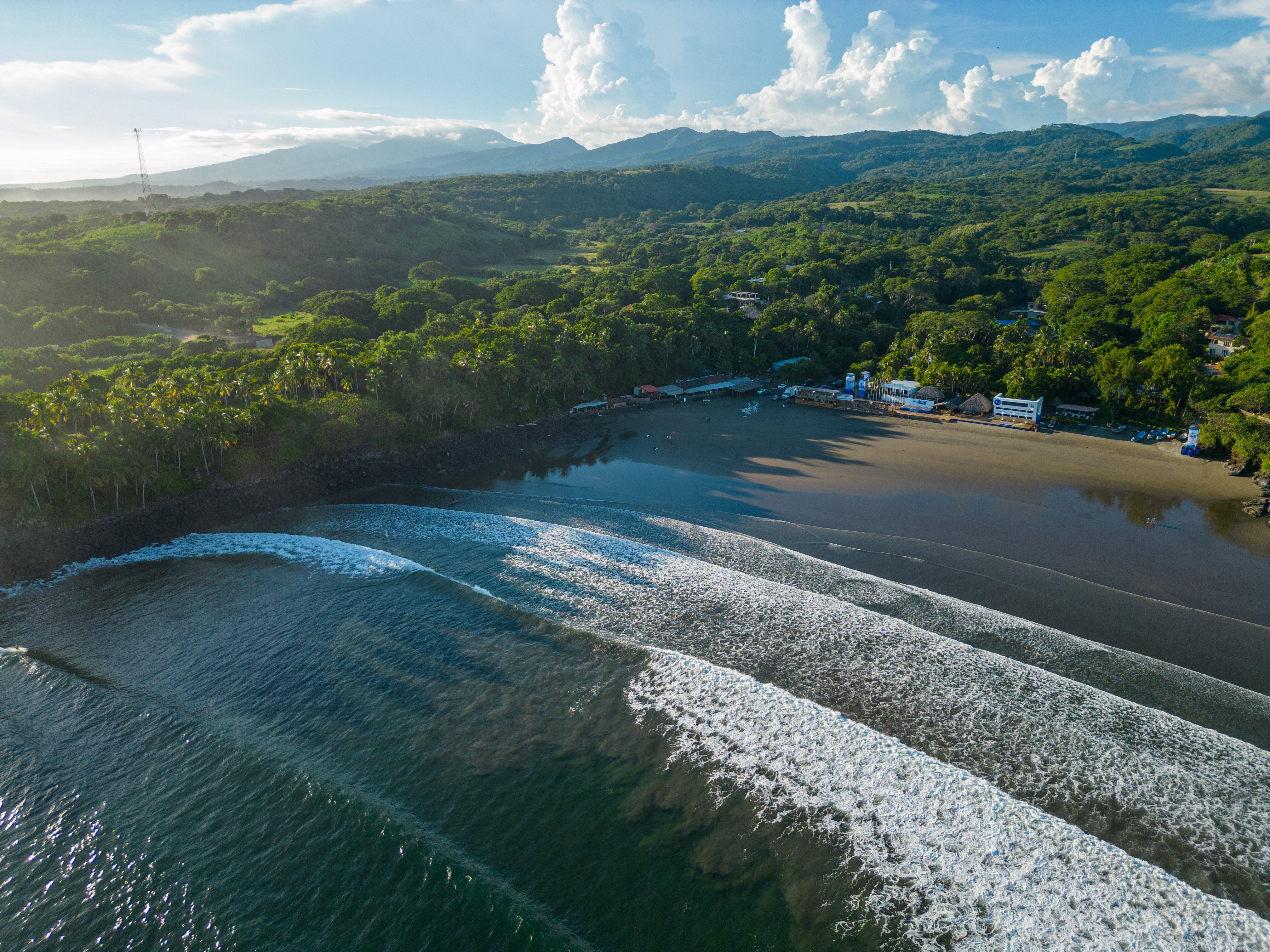 En la costa oriental también se encuentra playa Las Flores, que se ha convertido en un referente para el turismo de surf, concentra el movimiento económico y la actividad hotelera del oriente salvaje./ (Ministerio de Turismo)