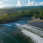 El Salvador prueba un seguro climático pionero para proteger sus olas y su economía surfista
