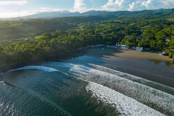 El Salvador prueba un seguro climático pionero para proteger sus olas y su economía surfista
