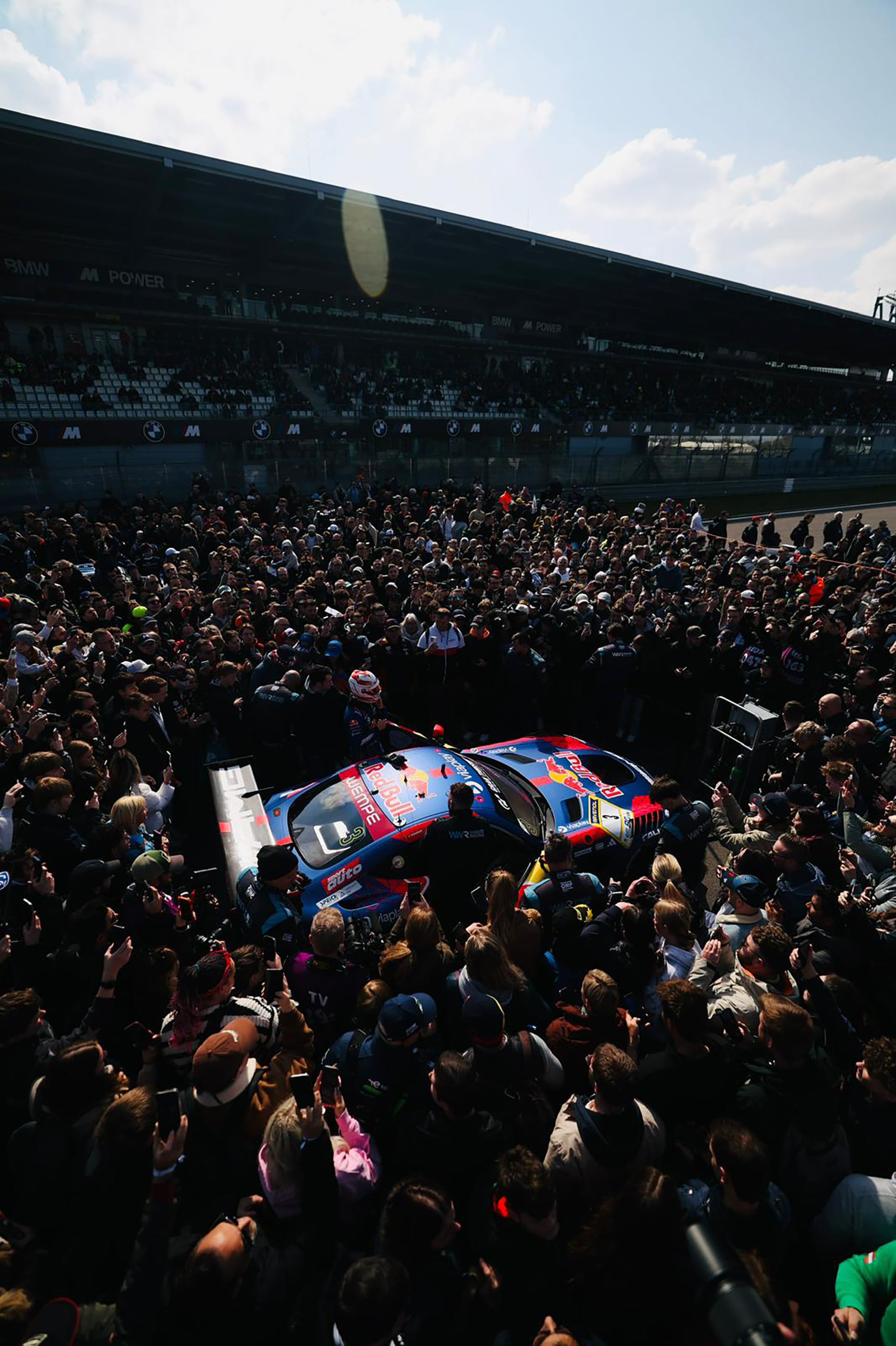 La impactante postal que remarcó el furor que causó Verstappen en Nürburgring (@amgmotorsport)