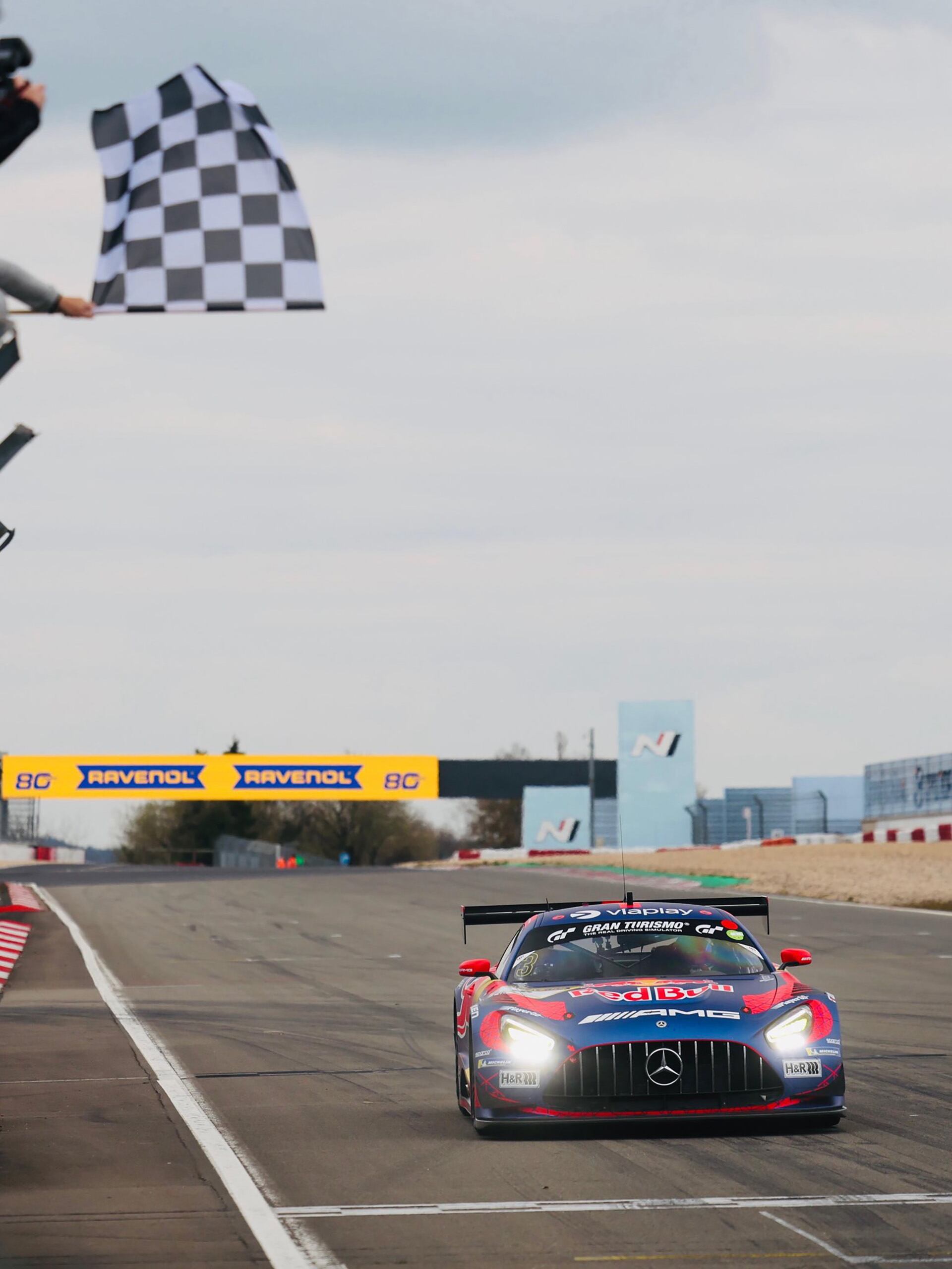 Max Verstappen había ganado con un minuto de diferencia (@VerstappenCOM)