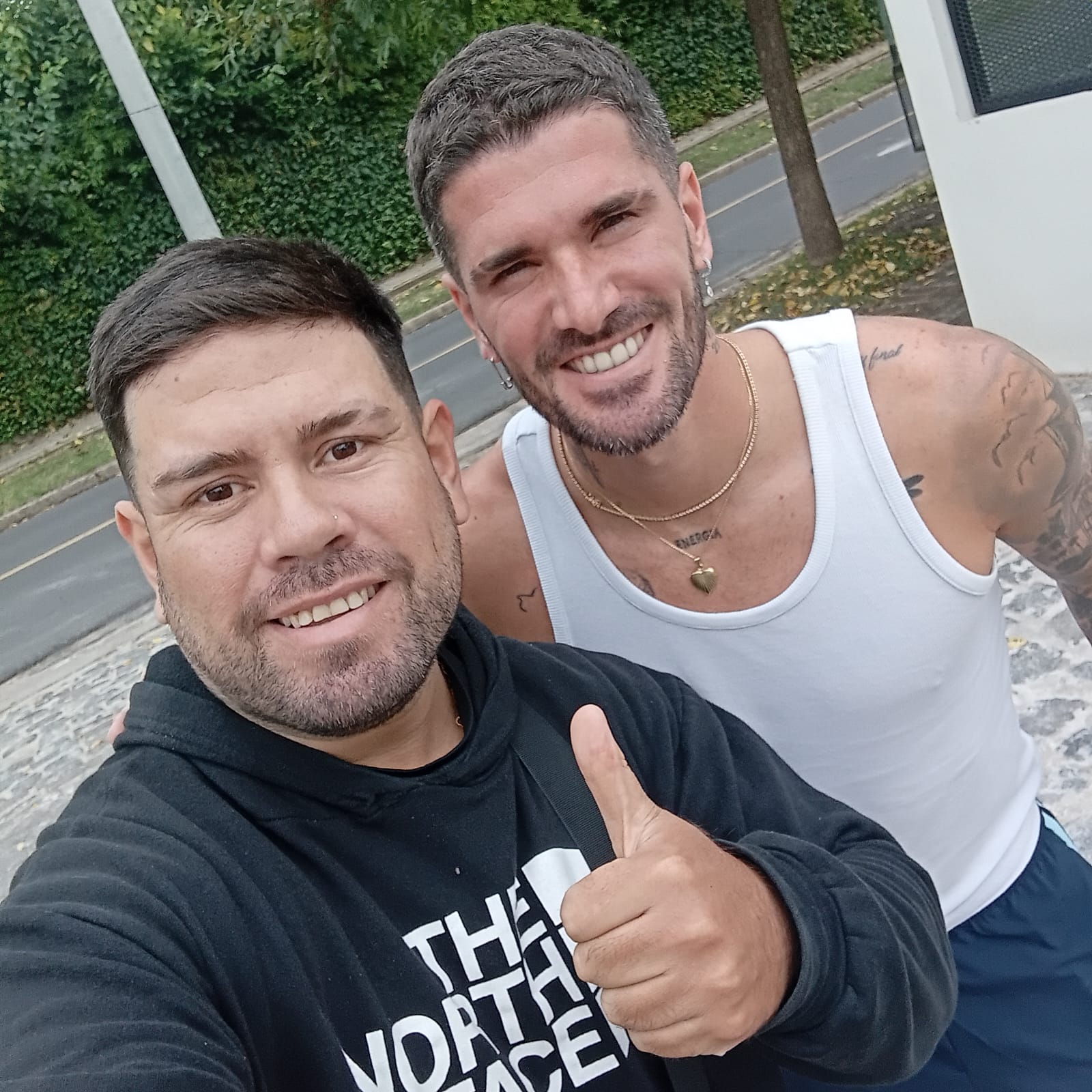 El repartidor Walterry Ortiz junto con Rodrigo De Paul